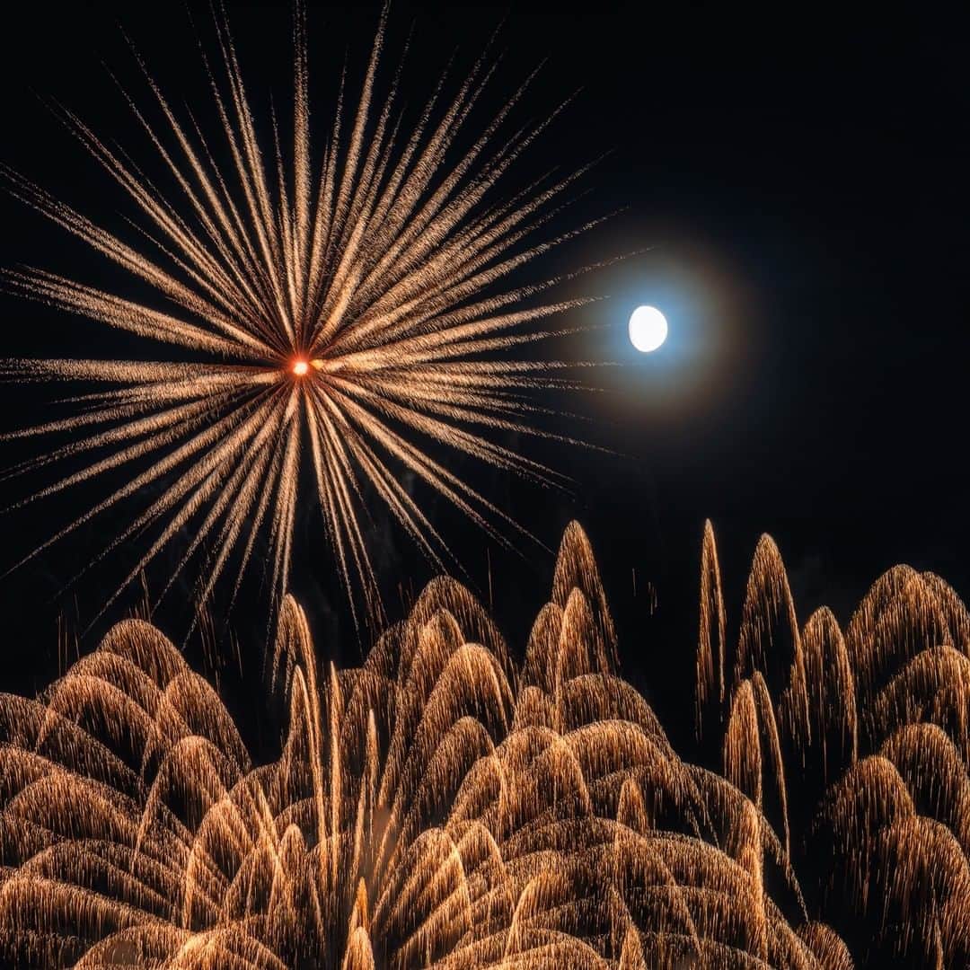 KAGAYAのインスタグラム：「夏の夜のひととき。 月と花火の共演。 （さきほど長野県にて撮影） 今日もお疲れさまでした。  #moon #花火 #長野 #starphotography #sonyalpha #α7v」