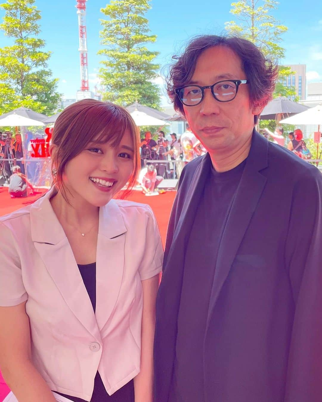 東紗友美のインスタグラム：「【MC🎤リボルバー・リリー】綾瀬はるかさん主演最新作「リボルバー・リリー」の完成披露イベントが7月29日、東京・銀座の街で行われ、MCをつとめました。 銀座の街にクラシックカーでゲリラ登場し、通行人が騒然！！遭遇できた人、おめでとうございます！！！華やかでしたねー！！！たくさんの媒体さんがニュースにしてくださっていますね！  綾瀬さんをはじめ、長谷川博己さん、羽村仁成さん（Go!Go!kids/ジャニーズJr.）、シシド・カフカさん、古川琴音さん、清水尋也さん、ジェシー（SixTONES）さん、板尾創路さん、行定勲監督ら豪華なメンバーがレトロなクラシックカーに乗って銀座の街を華やかに彩ってくださいました。  ひさしぶりにお会いできた行定監督とは、映画トークに花開きました💐✨ #窮鼠はチーズの夢を見る での対談以来！！再会嬉しかったですねー！！  この夏の東映の本気のハードボイルド💪 リボルバーリリーという作品で対峙できました。 行定監督と言えば、恋愛映画や人間ドラマの印象を持つ方も多くいらっしゃると思うのですが、今回とられた、はじめてのアクション映画は、一つ一つの動きが繊細なのに、同時にダイナミックでもあり、魅せる美しいアクションになっていて惹き込まれました。この夏の映画のラインナップに間違いなく彩りを添えてくれる作品です！ ぜひ、8月11日劇場で🎬  #リボルバーリリー　#行定勲 #綾瀬はるか #長谷川博己 #板尾創路 #古川琴音　#シシドカフカ　#ジェシー　#羽村仁成 #清水尋也 #映画　#映画好きな人と繋がりたい　#映画垢　#映画鑑賞　#試写会」