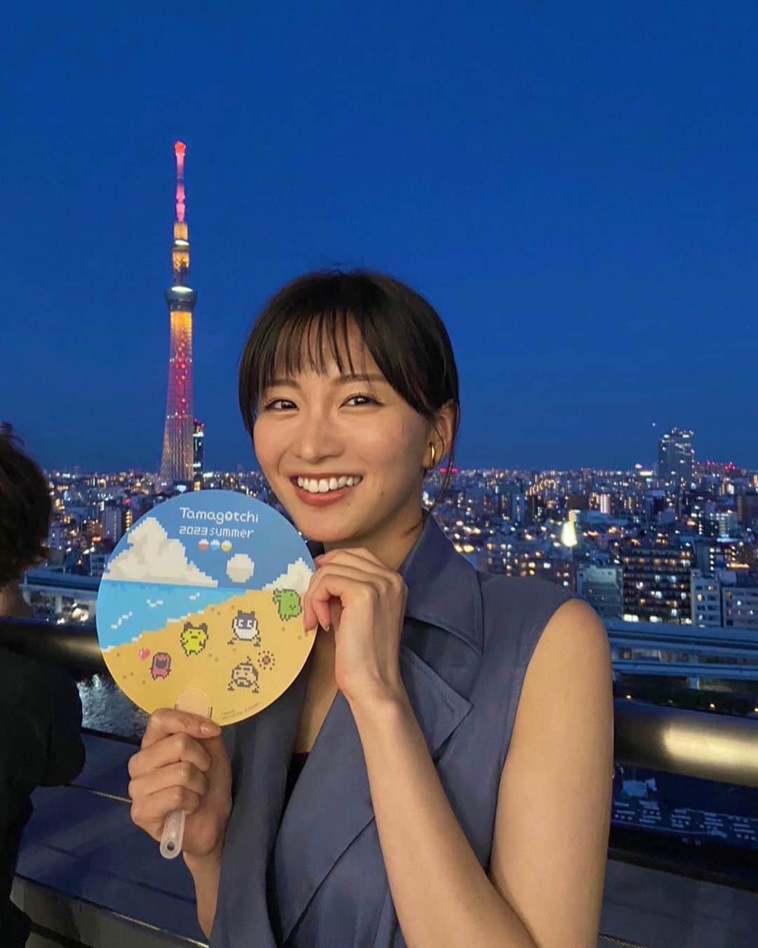 のインスタグラム：「バンダイさんにご招待頂いて、 隅田川花火大会の花火を初めて生で見させて頂きました🎆  距離も花火の熱が感じられるぐらい近くて迫力満点！！ もう笑っちゃうぐらい凄かったです！！  夏しちゃいました、、🤤  楽しい時間でした！ ありがとうございました！！  #バンダイ #サスティナブル #隅田川花火大会 #うちわは #たまごっち」