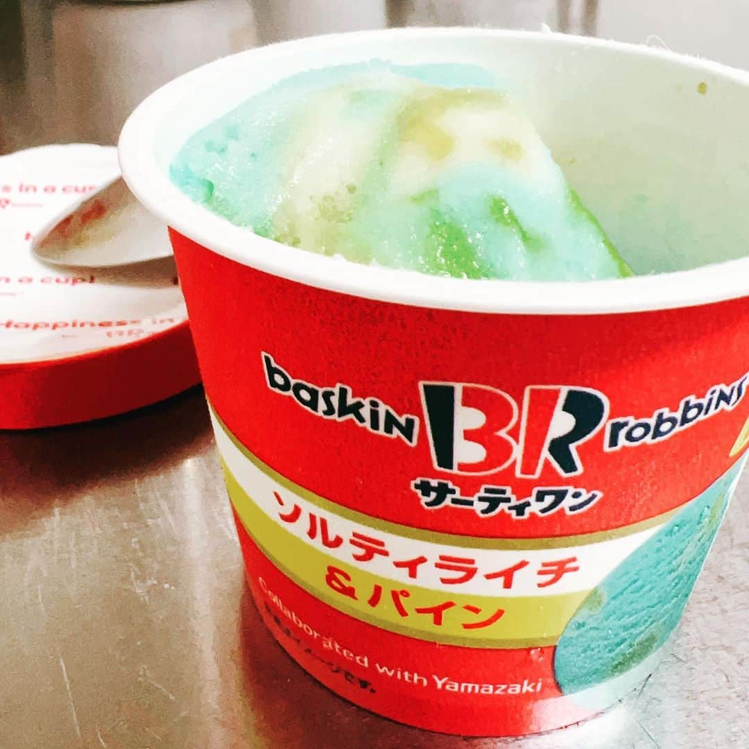 ミズノマリさんのインスタグラム写真 - (ミズノマリInstagram)「🍨 今日も暑い1日でしたね。 ついついアイスクリームを…  サーティーワンと言えば… ダイキュリーアイスばかり食べておりました🤩 でももう見かけませんね… 数年前？に久しぶりに見かけましたが… 復活させてくれーーーー！ 毎年とは言わないからーーーー！ 夏だけでいいからーーーーーーーー！ 夏限定だろうが。  #ダイキュリーアイス  #ダイキュリーアイス大好き  #ダイキュリーアイス食べたい  #サーティーワン  #サーティーワンアイスクリーム」7月29日 21時49分 - mari_mizuno