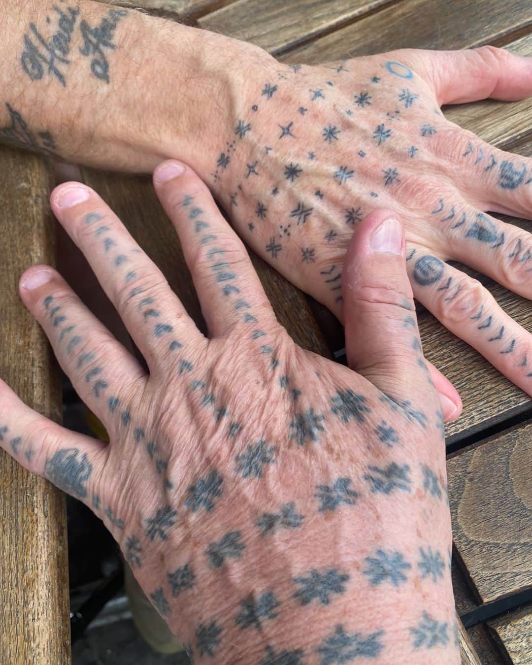 アムステルダム・タトゥー・ミュージアムのインスタグラム：「My hand by petelo suluape from samoa fleas hand by dr woo#drwoo#la#holywood#flea#redhotchilipeppers #rhcp#samoa#suluape#petelosuluape」