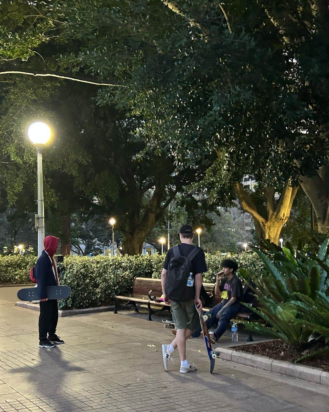 中岡由佳さんのインスタグラム写真 - (中岡由佳Instagram)「❇︎ 17:30頃にハイドパークを散歩。スケボーやローラースケートをしている人や、犬と散歩している人、芝に寝転がっている人などそれぞれの時間を楽しんでいる。広い公園はいいな🌲 ディナーは部屋のキッチンで料理。カニと卵のポテトサラダからチキンのポトフ（オーストラリアはチキンが安い）、そして海老とトマトのスパゲッティー。毎回外食ではなく、スーパーで買ってきた食材を料理して楽しめるキッチン付きのホテルはオススメです🍽️🍷 #hydepark  #cooking  #dinner  #chef  #sydney #australia」7月29日 21時51分 - yuka_nakaoka