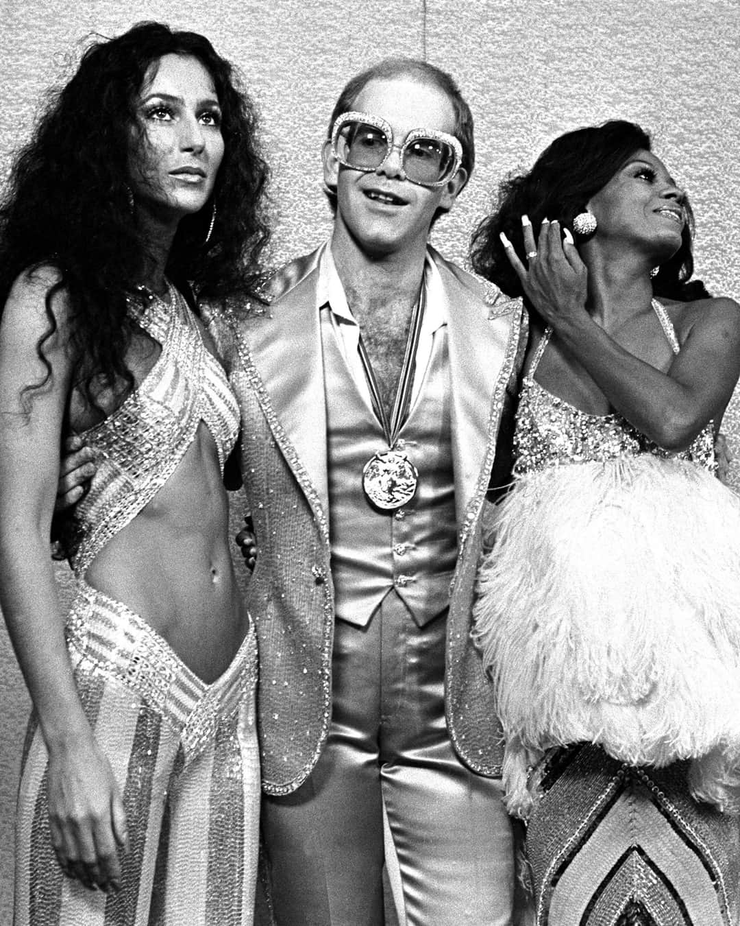 ELLE Brasilのインスタグラム：「Você sabe qual o real significado da palavra diva? Ao longo dos anos, o conceito foi mudando – assim como os artistas que recebem esse título. Se antes falávamos de Josephine Baker e Maria Callas, hoje nomes como Lady Gaga, Rihanna e até Elton John e Prince entram na jogada. Em exposição no Victoria and Albert Museum (@vamuseum), em Londres, até abril de 2024, a mostra conta com looks icônicos, pôsteres, fotografias e figurinos que marcaram a história de várias divas ao longo dos anos. Amamos o tema – e as fotos históricas que você vê no carrossel acima e que fazem parte da exposição.」