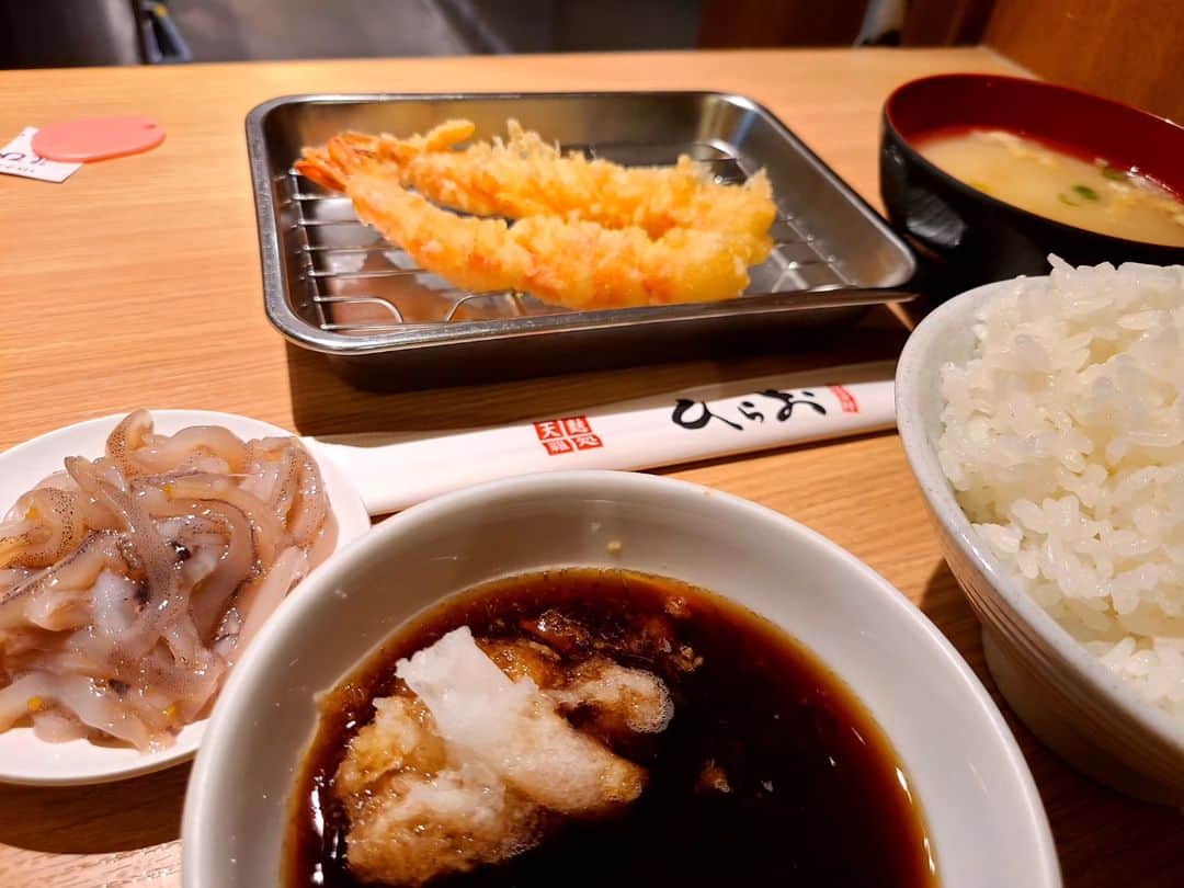 松本康太さんのインスタグラム写真 - (松本康太Instagram)「『ひらおの天ぷら』  今日は福岡でお仕事だったので、前にBSよしもとチャンネルでロケをさせていただいてとても美味しかったお店「天麩羅処ひらお」へ行きました。　  えび定食 えび(4尾)野菜3品 1090円   揚げたてで美味しいのです(^-^ゞ　  #福岡#天麩羅#天麩羅処ひらお#えび天#えびの天ぷら#えび定食#レギュラー松本#あるある探検隊」7月29日 22時01分 - aruarutankentai.matsumoto