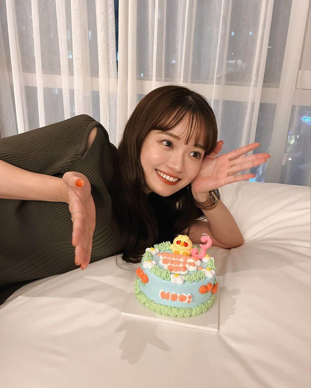田久保夏鈴のインスタグラム：「サプライズでpinue3周年のお祝いをしてもらった日🐣🎂  秋で3周年だけど、秋はゆふちゃんが日本に帰ってこれないかもしれないから早めにしてくれたんだろうなぁと。前々から計画してくれてたみたいで、その思いが凄く嬉しかった😭♡2人とも本当にありがとう！！これからも宜しくです👩‍👧‍👧 （このヒヨコは私の寝起きの顔に似てるらしい笑）  そして明日は初のバースデーイベント！！当選した方々、お会いできるのを楽しみにしています🙇♡ たくさん楽しみましょう！当選できなかった方々にも少しでもイベントの様子がわかるようにYouTubeを回そうと思っているのでそちらもお楽しみに！🎞️ ドキドキで今日は眠れなさそうだ！笑」