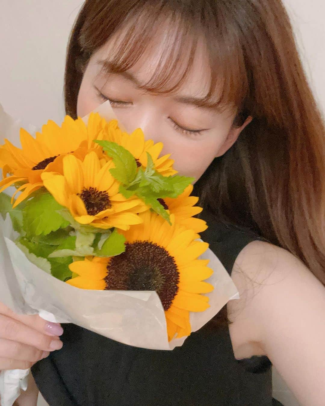 上坂由莉さんのインスタグラム写真 - (上坂由莉Instagram)「気づけば迎えていた誕生日🧸 お花屋さんで目に入ったひまわりをGETしました🌻 ⁡ ⁡ ひまわりのように天真爛漫に💛 そして感謝の気持ちを忘れずに この1年も楽しく頑張りたいと思います🥰 ⁡ ⁡ #happybirthday #mybirthday #sunflower #flower #誕生日 #ひまわり #向日葵 #黄色い花  #お花が好き #ビタミンカラー #オレンジメイク #夏メイク #夏服コーデ」7月29日 21時53分 - yuri_yoga.727