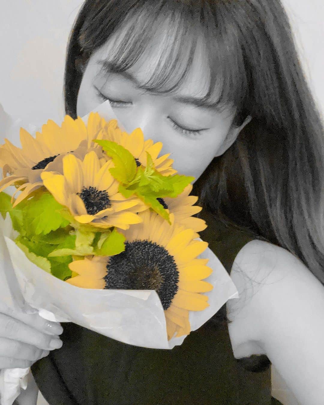 上坂由莉のインスタグラム：「気づけば迎えていた誕生日🧸 お花屋さんで目に入ったひまわりをGETしました🌻 ⁡ ⁡ ひまわりのように天真爛漫に💛 そして感謝の気持ちを忘れずに この1年も楽しく頑張りたいと思います🥰 ⁡ ⁡ #happybirthday #mybirthday #sunflower #flower #誕生日 #ひまわり #向日葵 #黄色い花  #お花が好き #ビタミンカラー #オレンジメイク #夏メイク #夏服コーデ」