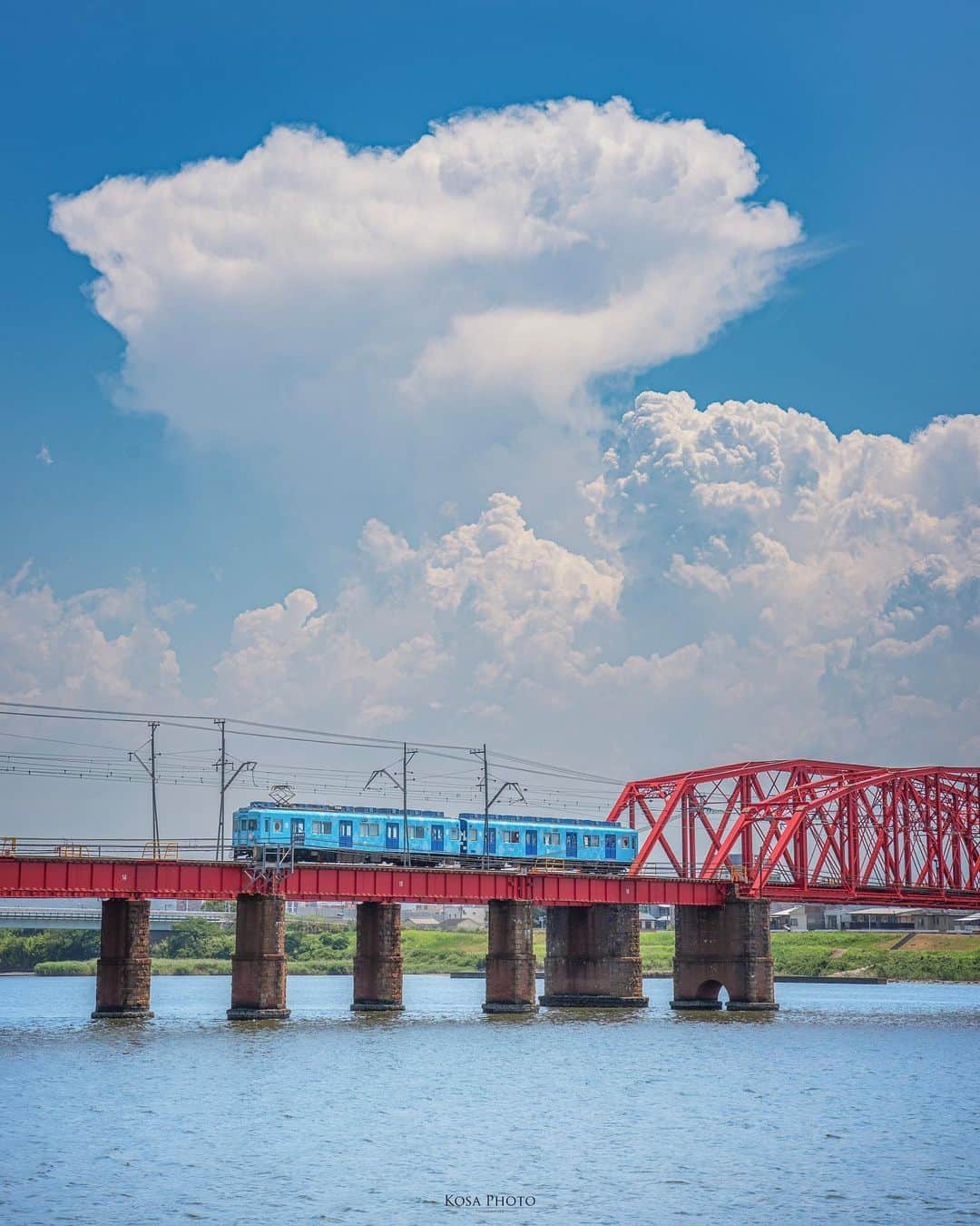 コサさんのインスタグラム写真 - (コサInstagram)「紀ノ川橋梁から狙っためでたい電車です 現在、めでたい電車は黒、赤、ピンク、青4色あります  この場所は夏雲が発生しやすいので、今年も狙ってます♪ . Location:和歌山 Wakayama / Japan🇯🇵 . #tokyocameraclub #art_of_japan_ #jgrv_member #team_jp_ #photo_jpn #sorakataphoto #LBJ_KING #m_v_shotz #広がり同盟メンバー #special_spot_legend #traingallery_ig #train_vision #加太スタグラム #めでたい電車 #tanddフォトコンテスト2023 #discover #nikoncreators #nikoncreators_2023joy #Japan_Daytime_View #nagomi_wakayama #bestphoto_japan #japan_waphoto #pixlib_jp #じゃびふる #raw_japan #nipponpic_member #japan_bestpic_ #bestjapanpics #ptk_japan #deaf_b_j_」7月29日 21時55分 - kosa_photo