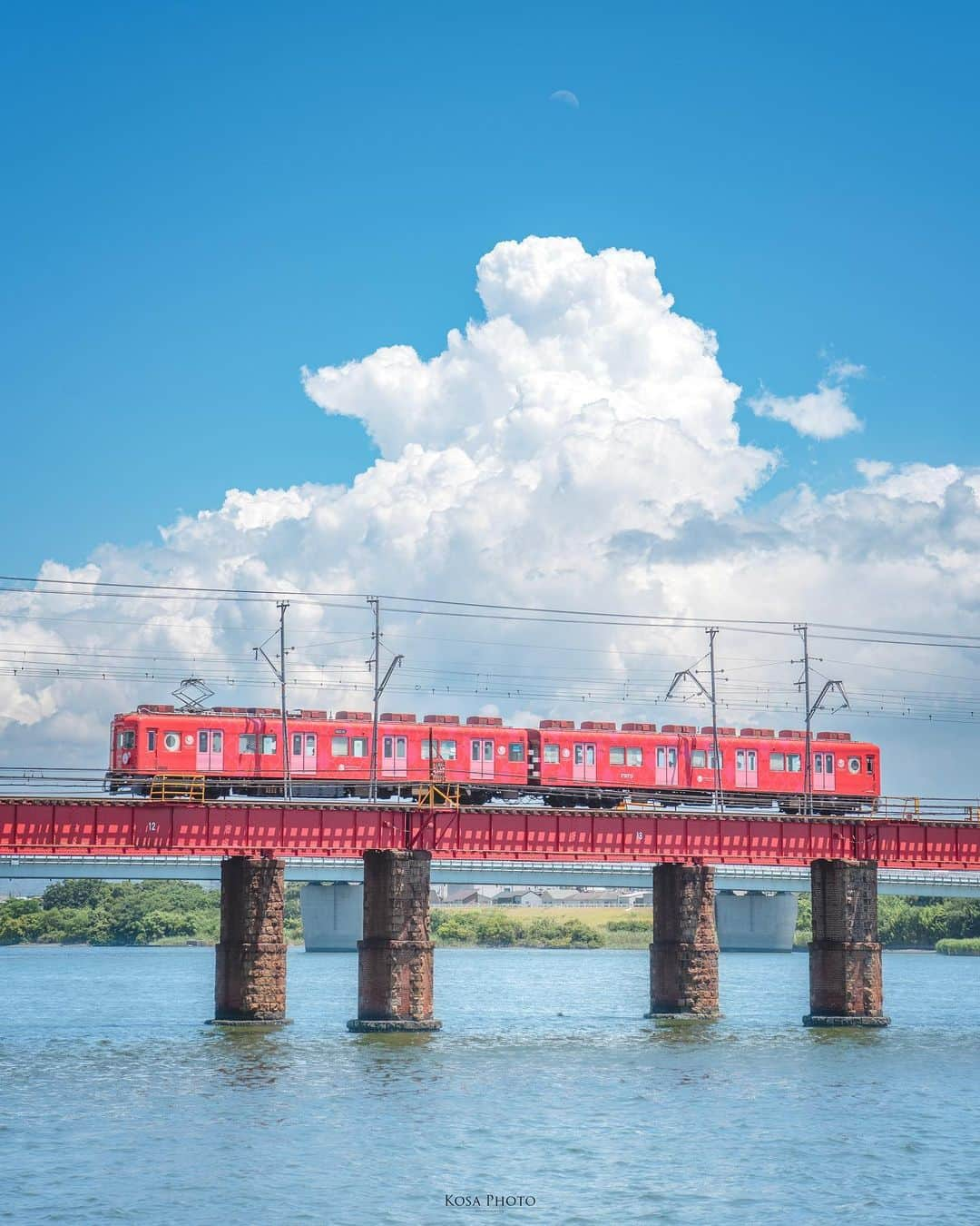 コサさんのインスタグラム写真 - (コサInstagram)「紀ノ川橋梁から狙っためでたい電車です 現在、めでたい電車は黒、赤、ピンク、青4色あります  この場所は夏雲が発生しやすいので、今年も狙ってます♪ . Location:和歌山 Wakayama / Japan🇯🇵 . #tokyocameraclub #art_of_japan_ #jgrv_member #team_jp_ #photo_jpn #sorakataphoto #LBJ_KING #m_v_shotz #広がり同盟メンバー #special_spot_legend #traingallery_ig #train_vision #加太スタグラム #めでたい電車 #tanddフォトコンテスト2023 #discover #nikoncreators #nikoncreators_2023joy #Japan_Daytime_View #nagomi_wakayama #bestphoto_japan #japan_waphoto #pixlib_jp #じゃびふる #raw_japan #nipponpic_member #japan_bestpic_ #bestjapanpics #ptk_japan #deaf_b_j_」7月29日 21時55分 - kosa_photo