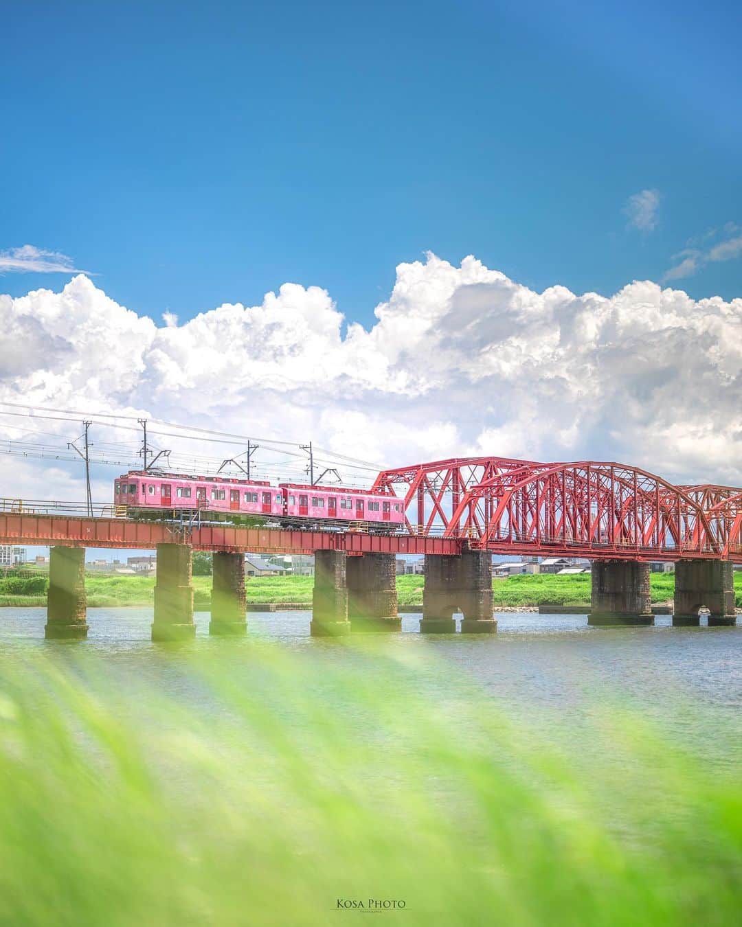 コサさんのインスタグラム写真 - (コサInstagram)「紀ノ川橋梁から狙っためでたい電車です 現在、めでたい電車は黒、赤、ピンク、青4色あります  この場所は夏雲が発生しやすいので、今年も狙ってます♪ . Location:和歌山 Wakayama / Japan🇯🇵 . #tokyocameraclub #art_of_japan_ #jgrv_member #team_jp_ #photo_jpn #sorakataphoto #LBJ_KING #m_v_shotz #広がり同盟メンバー #special_spot_legend #traingallery_ig #train_vision #加太スタグラム #めでたい電車 #tanddフォトコンテスト2023 #discover #nikoncreators #nikoncreators_2023joy #Japan_Daytime_View #nagomi_wakayama #bestphoto_japan #japan_waphoto #pixlib_jp #じゃびふる #raw_japan #nipponpic_member #japan_bestpic_ #bestjapanpics #ptk_japan #deaf_b_j_」7月29日 21時55分 - kosa_photo