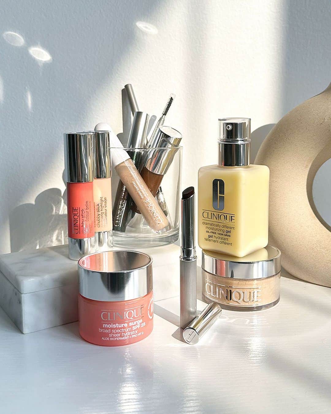 のインスタグラム：「💚 GIVEAWAY ALERT 💚  Black Honey hive, assemble: to celebrate National Lipstick Day, we’re giving away a capsule collection of makeup go-tos starring our universally-flattering fave. It’s got everything you need to create any kind of look, for any kind of occasion.  To enter:  🍯 Follow @clinique 🍯 Like + save this post 🍯 Tag a friend in the comments + share where you'll wear the prize  *NO PURCHASE NECESSARY. Giveaway is limited to legal residents of 50 U.S. states & DC who are adults age 18 or older only. Void where prohibited. Enter Giveaway by 11:59 PM ET on 8.5.23. ARV of all prizes: $325.  Sponsored by Clinique Labs.  Winner to be contacted by DM @Clinique verified account ONLY, please do not engage with spam accounts. Giveaway is governed by these Official Rules: clnq.co/NLDGiveawayTerms  #NationalLipstickDay #BlackHoney #CliniqueBlackHoney #giveaway」