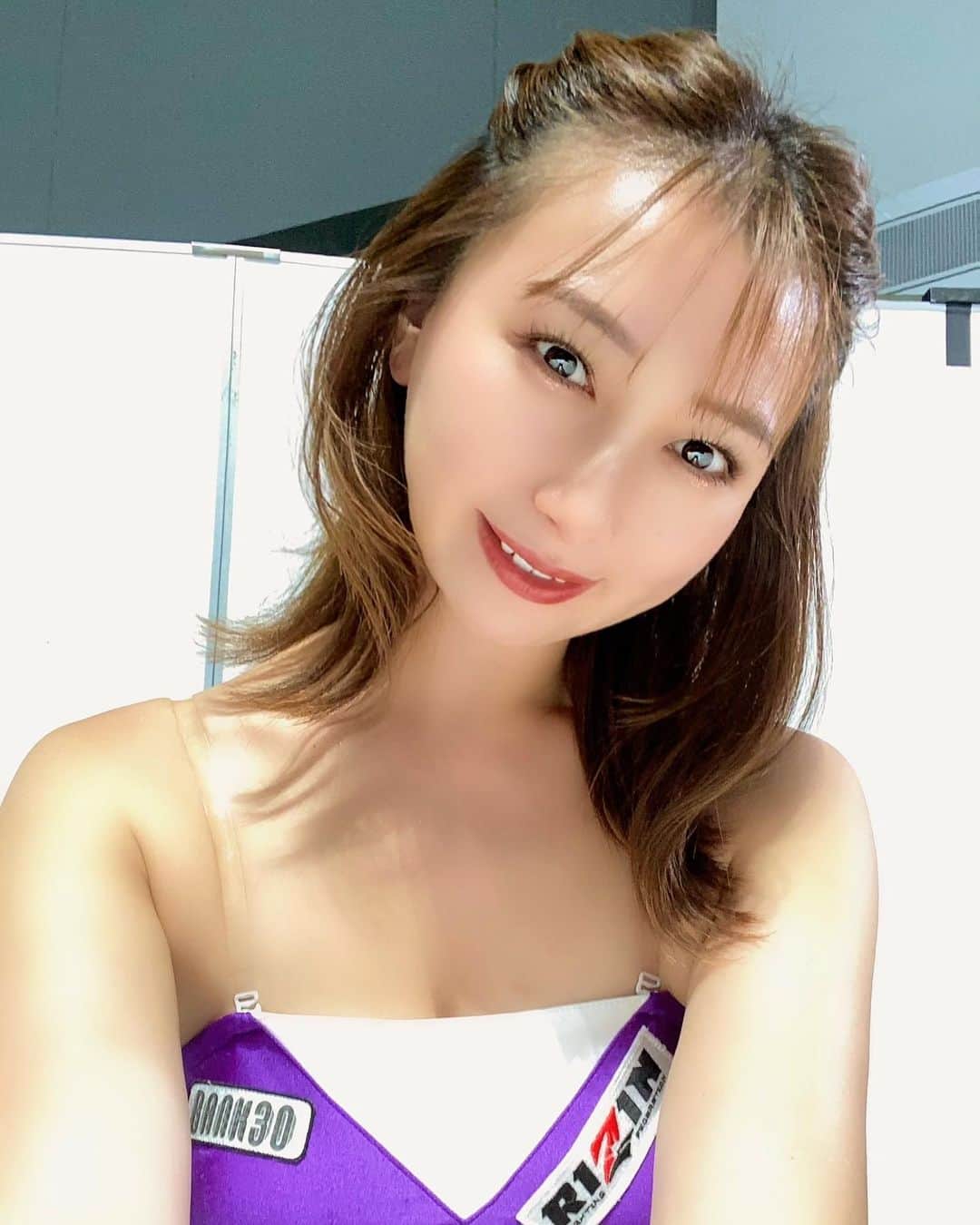 青木まりなのインスタグラム：「#超前夜祭 お越しくださったみなさん 配信見てくれたみなさん ありがとうございました☺️🔥  明日が #RIZINガール2022 として 最後の大会になります😢  RIZINのファンになり、 RIZINガールのオーディションを受けた去年。  みなさんの応援のおかげで RIZINガールになることができました。  1年間、RIZINに携われて本当に本当に幸せで 知れば知るほどRIZINが大好きになっていって 好きに終わりが無くて沼だなって。笑  キックボクシングも通い始めたり すごくすごく充実した1年でした！  明日が最後なのはとても寂しいですが RIZINガール2022の13人全員で 最高の笑顔で華を添えて 盛り上げたいと思います😆🌈🔥  会場に来られない方は 是非U-NEXTで応援してください💜  @rizin_PR @unextjp_official  video.unext.jp/lp/superrizin2  　　 　　 　　 　　 　 　 　  　 　 　 　　  　 　 　  . . .            #RIZIN #RIZINガール #RIZINガール2022 #ラウンドガール #ringgirl #キックボクシング #kickboxing #キックボクシング女子 #筋トレ女子 #筋トレ #トレーニング #ダイエット #training #diet #グラビア #グラビアアイドル #グラドル #ビジョビ #bijobi #gravure #guravureidol #偶像 #性感 #清秀」