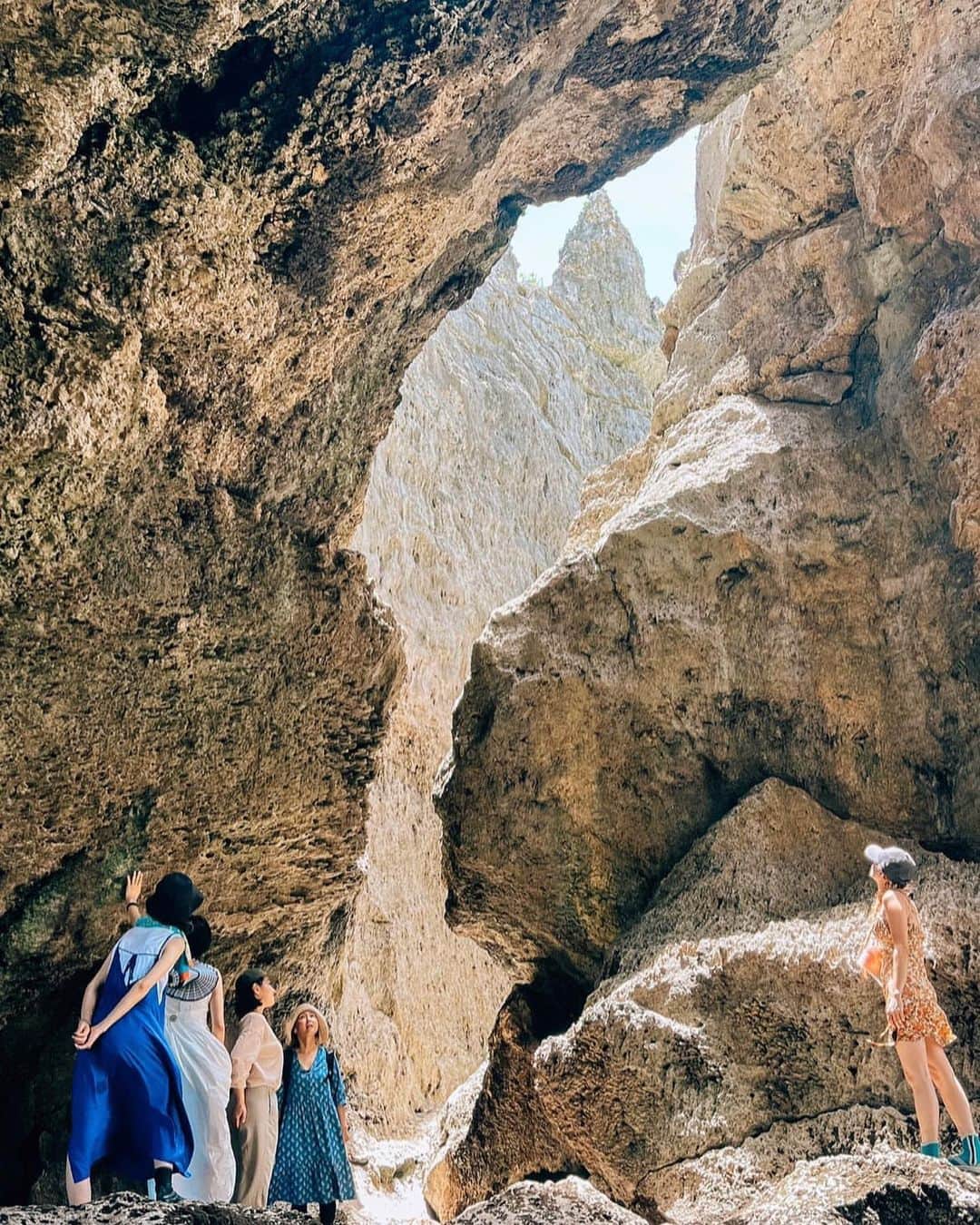 中島潮里さんのインスタグラム写真 - (中島潮里Instagram)「自然に触れて何を感じて どう行動していくか 自然からは学ぶことがたくさん、 自分のため？ 自然のため？ 地球のため？ 誰かのため？  まずは 今日も頑張った自分に お疲れ様とありがとうを いってあげてくださいね🙏 .  #サステナブルアンバサダー#エシカルファッション#エコライフ#オーガニックアイテム#サステナブルな暮らし#サステナブルライフ#サステナブルビューティー#ヴィーガンカラー#ヴィーガンブリーチ#ライフスタイルモデル#オレンジヘア#オレンジヘアー#エシカルな旅#エシカルファッション#廃棄タイヤ#indosole#インドソール」7月29日 22時02分 - whyte_shiori