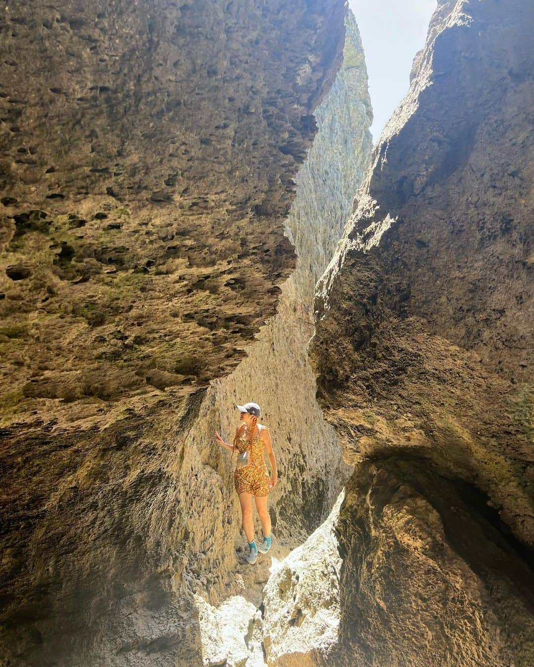 中島潮里のインスタグラム：「自然に触れて何を感じて どう行動していくか 自然からは学ぶことがたくさん、 自分のため？ 自然のため？ 地球のため？ 誰かのため？  まずは 今日も頑張った自分に お疲れ様とありがとうを いってあげてくださいね🙏 .  #サステナブルアンバサダー#エシカルファッション#エコライフ#オーガニックアイテム#サステナブルな暮らし#サステナブルライフ#サステナブルビューティー#ヴィーガンカラー#ヴィーガンブリーチ#ライフスタイルモデル#オレンジヘア#オレンジヘアー#エシカルな旅#エシカルファッション#廃棄タイヤ#indosole#インドソール」