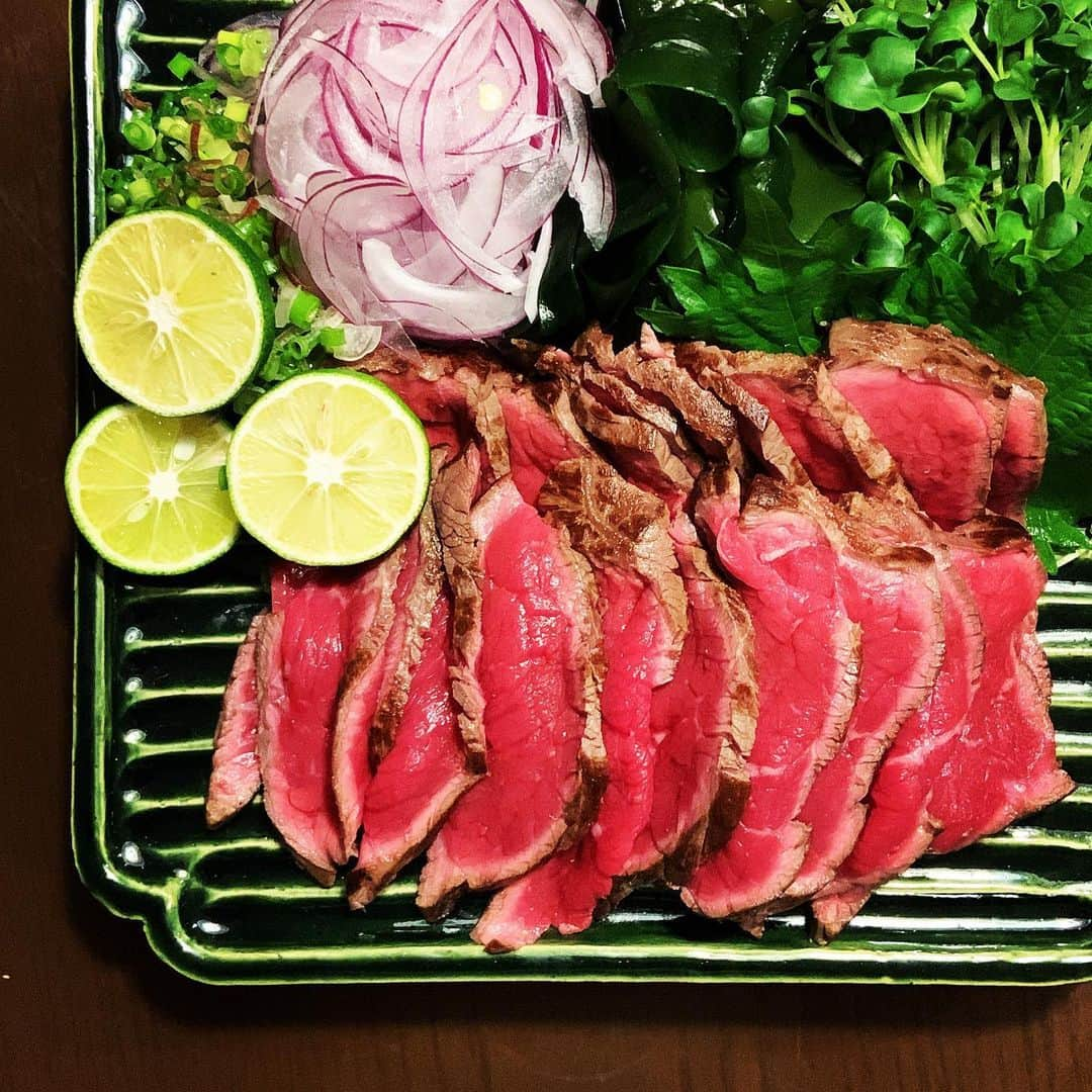 志摩有子さんのインスタグラム写真 - (志摩有子Instagram)「行きつけの飯田ミート　@meat.deli355 に熊本あか牛が入荷したと聞いてさっそく。 綺麗な赤身のもも肉のブロックをおすすめにしたがってたたきに。塩をしてまわりをこんがりと焼き付け冷蔵庫でしっかり休ませる。 薬味と一緒にポン酢やわさび醤油で食せば、なんというしっとり感！全く脂っ気がないのに舌の上で蕩ける感覚は初体験。お、おいしすぎる。 たっぶり作ったのに、ものすごい勢いで売り切れた。土用の丑の日ならぬ土用の牛で暑気払い。  #赤身肉が好き  #赤身肉のたたき #牛たたき #熊本あか牛 #薬味たっぷり #土用の牛」7月29日 22時04分 - ariko418