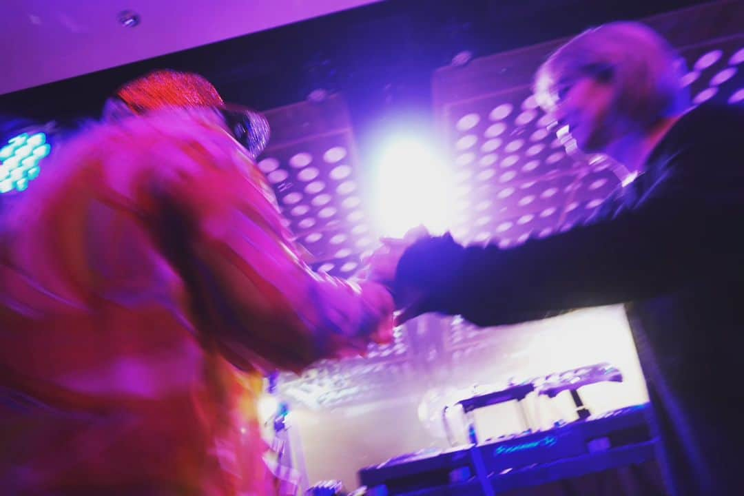 DJ KOOさんのインスタグラム写真 - (DJ KOOInstagram)「DISCO LEON TK w/z DJ KOO  小室さんとのセッションパートは BOY MEETS GIRLからのEZ DO DANCE Version.2023 ～ RMX を使ったエフェクトプレイにRAPを重ねて survival dAnce！！  リアルタイムでグウィングウィン音を弄りながら会場を盛り上げる  小室さんパートは "DIVE INTO YOUR BODY" や "SPEED" Mashupや めちゃくちゃ刺さりまくりました！！  そしてラストは Get Wild で会場爆アガり！！  20年振りのDJ共演、最高の70分間でした！！本番終わってツーショットからの固い握手 嬉しみDO DANCE！！   #LEON  #小室哲哉  #TMNETWORK  #TRF  #DJKOO」7月29日 22時05分 - dj_koo1019