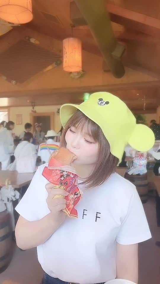 えれなのインスタグラム：「食べるのだいすき🥩🩷  . . #バーレスク大阪#バーレスク大阪えれな  #バーレスク#バーレスク東京 #北新地#グラビア #ショートカット  #ショートヘア#ショートヘアー女子  #童顔女子#ロリ#衣装 #アイドル #インスタ映え #グラビア撮影 #ロリ顔 #大阪#梅田#ショートヘアー  #グラドル自撮り部  #ディズニー#ディズニーランド  #エンタメ活動を止めない  #burlesque#burlesqueosaka #burlesquetokyo#gravureidol  #gravure#japanesegirl」
