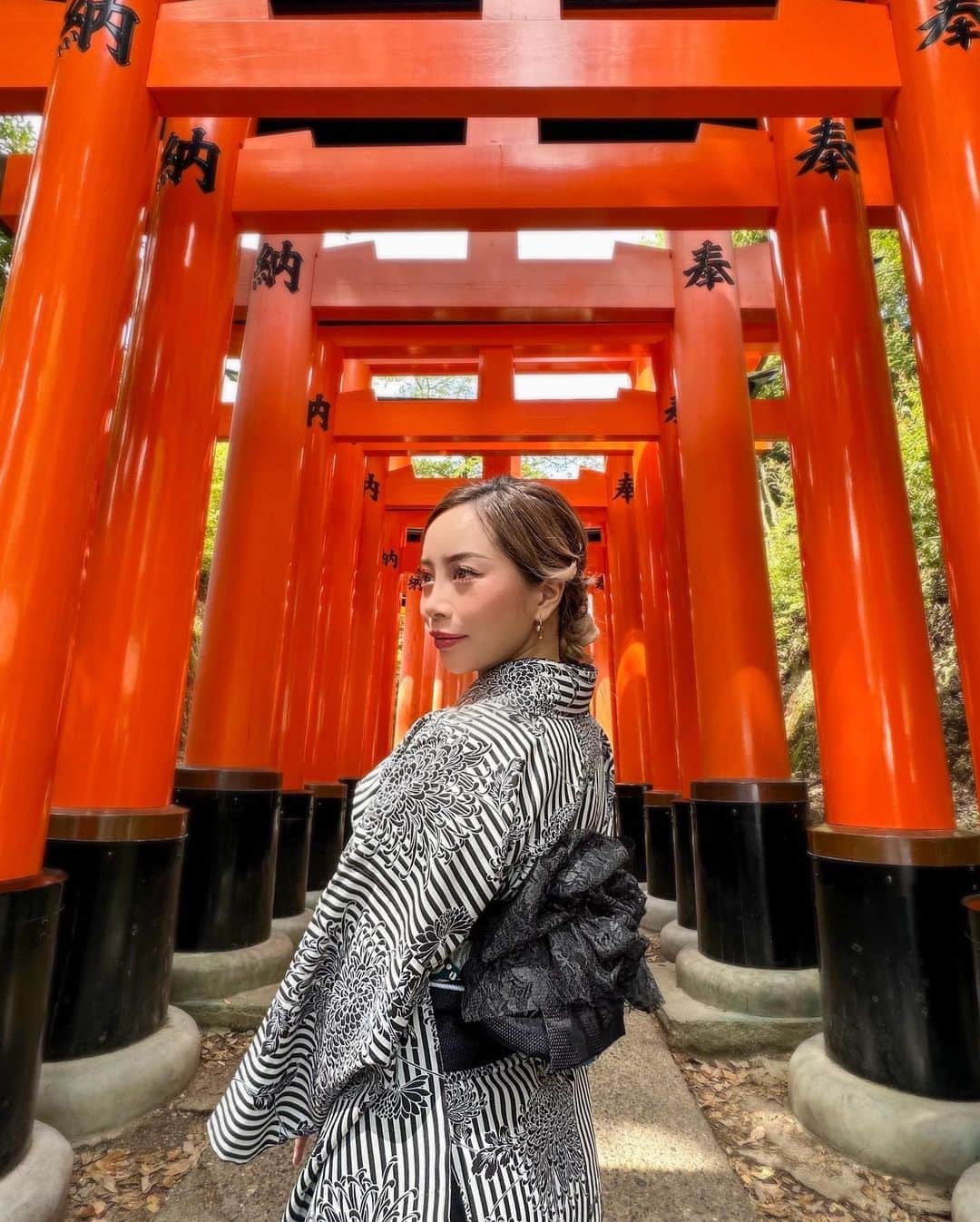 MINAMIのインスタグラム：「.  伏見稲荷🌸 日本に住んでるけどほぼ沖縄しか知らないww .  #着物 #清水寺 #金閣寺 #伏見稲荷大社 #京都 #京都グルメ #大阪 #京都ランチ #京都カフェ #kimono #fashion #japan #kyoto #kyotojapan」