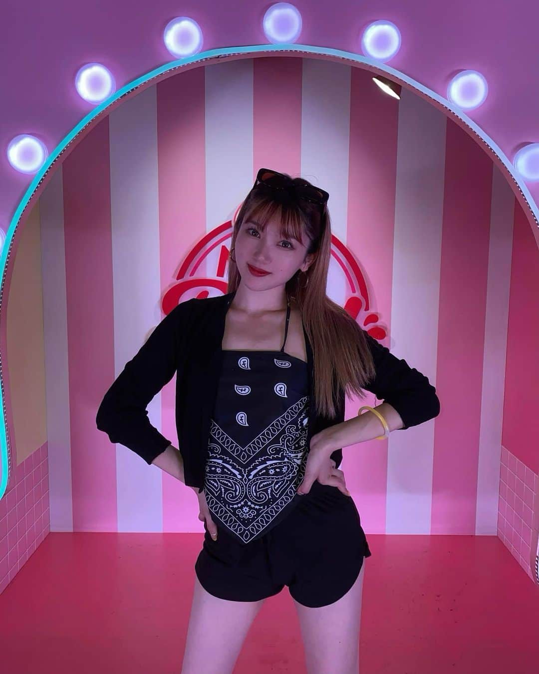 のインスタグラム：「ご招待いただき美愛と夏の思い出づくりしてきました🌺💞⁣ 『たくさん写真撮りたい!!』と思い、前日からカメラの充電をして準備万端だったのですが、写真を撮り始めたら⁣ 【メモリーカードが挿入されていません。】⁣ …………😅⁣ 母に話したら『間違いなく私の子だわ』と言われました😅⁣ これも夏の思い出……😅⁣ ⁣ ━━━━━━━━━━━━━━━⁣ ⁣ クーポンコード：LOVEDAZY281⁣ ⁣ クーポンコードを入力で⁣ 5,999円まで15%OFF⁣ 6,000円以上20%OFF⁣ ⁣ 9月末まで利用できます ✔︎︎︎︎⁣ ⁣ ━━━━━━━━━━━━━━━⁣ ⁣ ＜商品ID＞⁣ cardigan：15911130⁣ ⁣ NOT JUST ANY GIRL⁣ #ad #SHEINDAZY #DAZY #SHEINforAll #ootd⁣ @shein_japan @dazy_fashion⁣ ⁣」