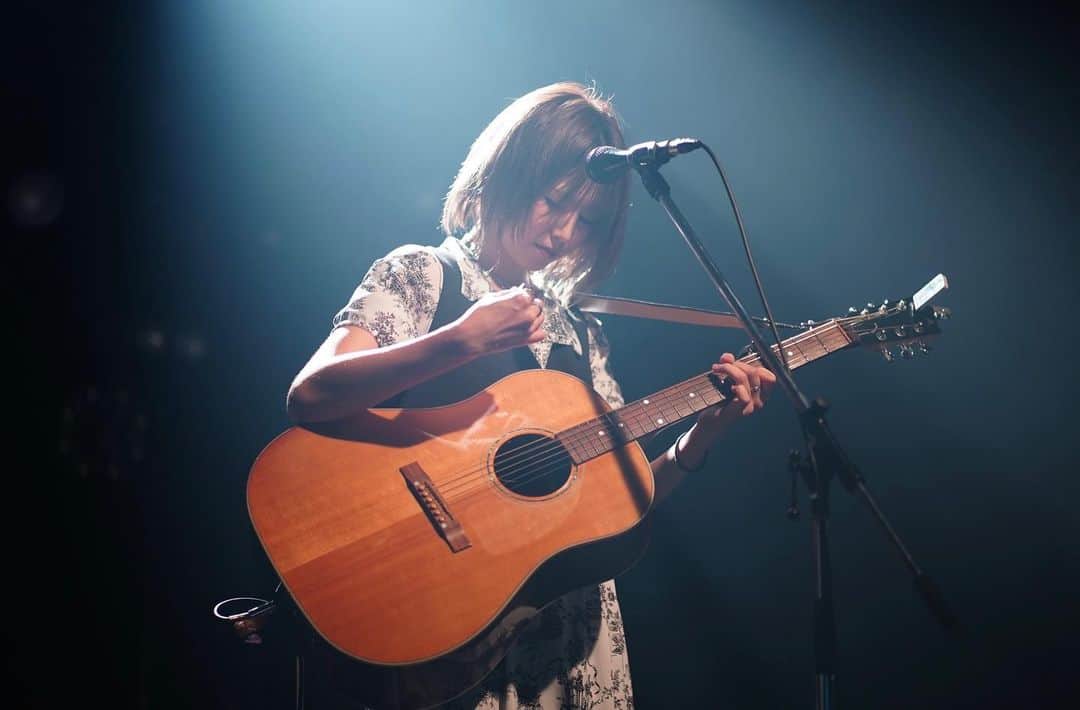 原あやののインスタグラム：「#20230728 at.TAKEOFF 7 ありがとうございました！  キラッキラの照明の中で歌えるの楽しかったな〜^_^  明日が七月ラストのライブです！ 代官山NOMADにてパーカッションサポート有り！ 楽しい曲しかやりません宣言🙋‍♀️ 是非お待ちしております〜！  photo by H.friends.  #livephotography#シンガーソングライター#ギター#アコースティックギター#弾き語り#Gibson#singer#singersongwriter」