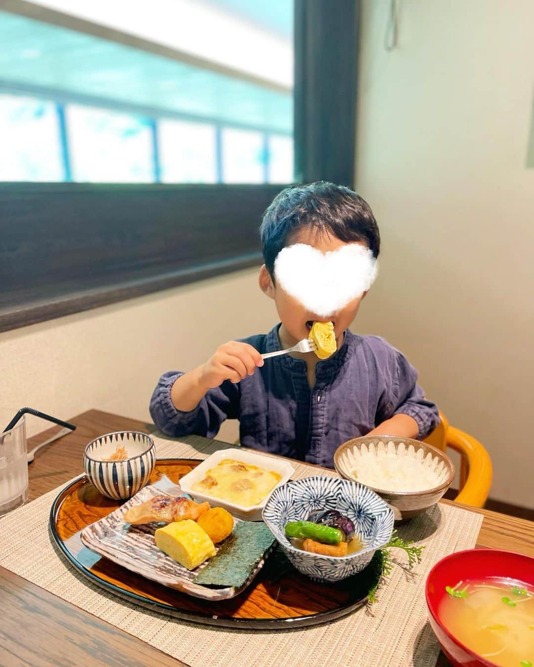 越馬千春さんのインスタグラム写真 - (越馬千春Instagram)「. 完璧な朝ごはん🩵🍚  息子もお味噌汁おかわりしました👦🏻  @fufu_kawaguchiko  #男の子ママ#👩🏻#ママライフ#ママ#育児日記#年子育児#年子兄弟#年子兄弟#4歳男の子#2歳男の子 #chiharukoshiba_trip #子連れ旅行#ふふ河口湖#富士山#河口湖#山のは#朝ごはん#chiharukoshiba_restaurant」7月29日 22時11分 - chiharukoshiba