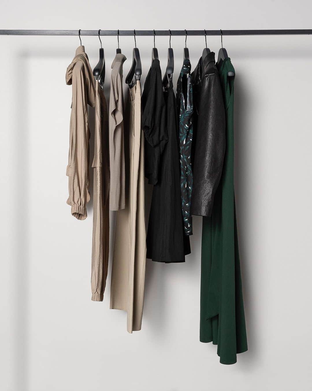 Theory luxe official account.のインスタグラム：「［METROPOLITAN UTILITY］  秋の始まりである8月のコレクションは、力強いニュートラルカラーをベースに、グリーンとマゼンタをアクセントカラーにしています。 質感のあるナイロン素材やコットンツイル素材はスポーティな要素を与え、シルエットはクラシックなトレンチやミリタリー要素を元に構成。 ダウンタウンのエッジィでクールな着こなしが叶います。  #theoryluxe #セオリーリュクス #秋コーデ #ユーティリティ #セットアップ #ライダースジャケット #ワンピース #ミリタリー」