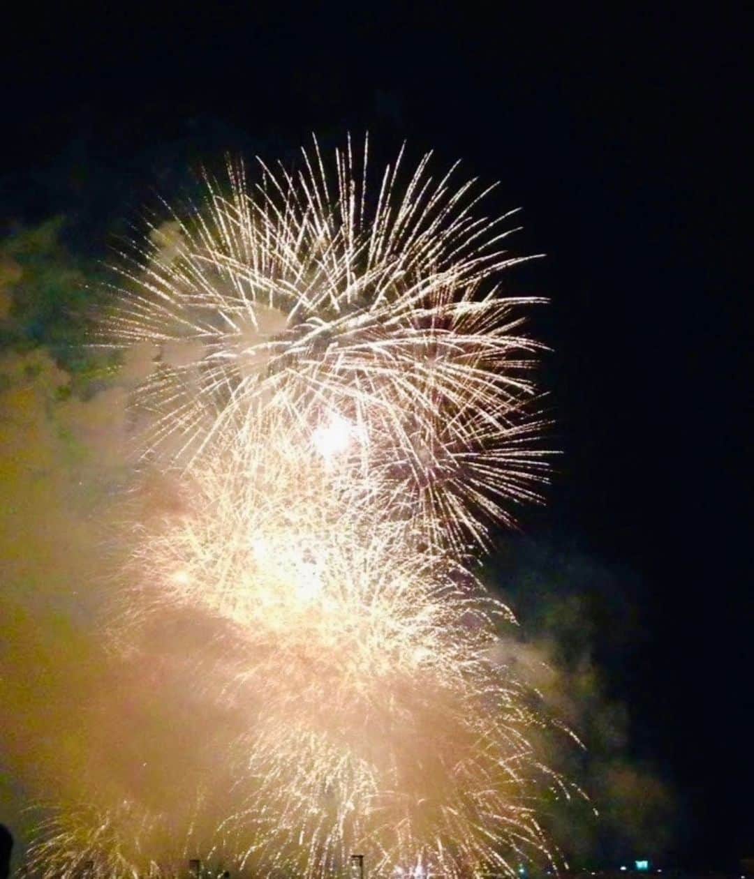 杉原杏璃のインスタグラム：「花火大会🎆  関東では何年ぶりに見に行ったんだろ？？  ってくらい久しぶりの花火で🎆  夏気分を味わいました🎐  ただ...夜なのにあっつい！！  運動しても汗をかくことがほぼない私でもすごい湿度と人人人👭👬👫の熱気で  じーーーっとり💦  温水プールくらいのお風呂に入ってスイーツ食べよー🛁  皆さんも夏を満喫されてください🎇✨✨  #杉原杏璃 #sugiharaanri #anrisugihara #Japanese#girl #グラビア #グラドル#glamor #gravure #hot #asian #花火大会 #夏」