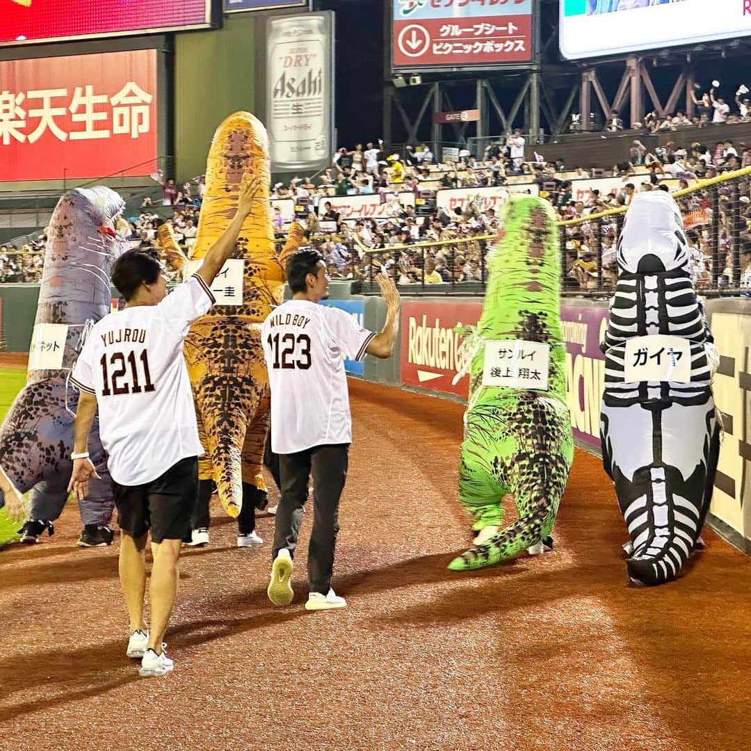 のインスタグラム：「💜❤🧡💚 本日の純烈は…  ｢純烈スペシャルイベント｣ @楽天モバイルパーク宮城  埼玉西武戦におじゃましました⚾️  たくさんの催しに出演して、写真からもメンバーが楽しんでいる様子が伝わります🌈  球場にお越しの皆さま、選手の皆さま、スタッフの皆さま！ ありがとうございました😊✨  そして！ 【🔍楽天イーグルスオンランショップ】では限定グッズの販売も行っています！  8/7(月)まで購入可能◎ ＊お届けは9月下旬以降順次  ぜひ、チェックしてみてください✅   #東北楽天ゴールデンイーグルス   #楽天イーグルス   #プロ野球  #パリーグ公式戦   #東北  #宮城   #純烈  #ゲスト  #ライブ   #酒井一圭  #白川裕二郎  #後上翔太   #岩永洋昭」