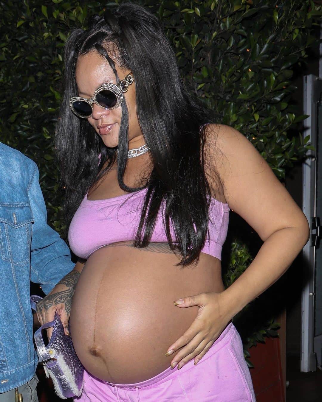 Just Jaredさんのインスタグラム写真 - (Just JaredInstagram)「Pregnant Rihanna shows off her bare baby bump in a pink outfit while stepping out for dinner with partner A$AP Rocky. #Rihanna #ASAPRocky Photos: Backgrid」7月29日 22時26分 - justjared