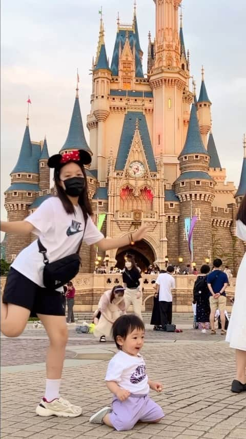 ジェウンのインスタグラム：「벌써 1년전🗼 재은 로윤 #도쿄여행  작년 요맘때엔 다같이 도쿄에도 다녀왔는데 올여름은 모두 바쁜탓에 여행욕심은 잠시 접어두기🥲 내년에또 다함께 놀러가보자고~~~!!✈️  . . #재은#로윤#남매여행#도쿄#일본여행#1년전#아이랑해외여행 #1年前#東京旅行#いとこの結婚式#ジェウンちゃん#ディズニーランド#디즈니랜드」