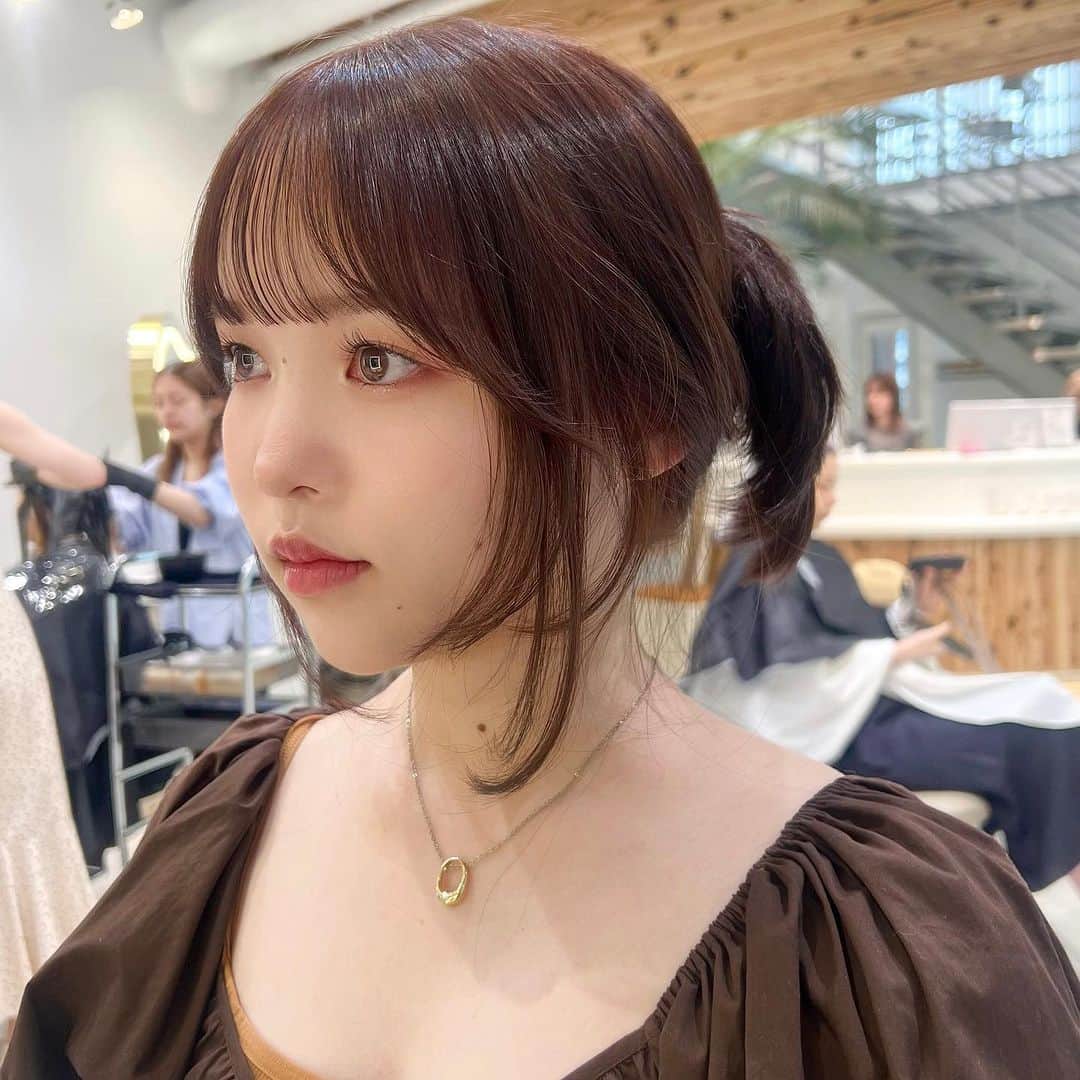 古賀美紀のインスタグラム：「#ブリーチなし  「 #チョコレートラベンダー　❤︎」  "menu" #カット　¥7400 ↪︎cutしてより可愛いトレンドhairに✂︎♡  ＊ダントツ人気メニュー＊ #プレミアムケアカラー　¥11400~ ↪︎切れ毛枝毛を防ぎダメージ98％cut！ 高い染着力とカラーの持続性UP◎ 特別なコーティングをしてくれるトリートメント付き♡ ツヤツヤでサラサラな手触りになります＊ 【トリートメント無しのメニューの方はpremiumおススメです♡】  #ケアカラー　9200~ ↪︎髪の毛のトーンを上げてくれるリフト力高く、ブリーチ無しで赤みが無い透き通るカラー可能♡従来のカラー剤のダメージを3分の2軽減！ 【よりダメージを軽減、カラーの定着を良くしたい方はpremiumケアカラーオススメです♡】  #ダブルケアカラー （No Bleach）18400~ ↪︎ブリーチを使わず、ケアカラーを2回する施術 【ムラのあるベース暗めのベース】 初カラーのお客様もオススメです♡ いっきに理想なhairに近づけます＊  ※カットなしの場合シャンプーブロー代¥2700 ※top stylist指名料　¥500  ※【レングス料金　鎖骨下10ｾﾝﾁから】  #ピンクラベンダー #ピンクブラウン #ピンクベージュ #ラベンダーグレージュ #ラベンダーピンク」