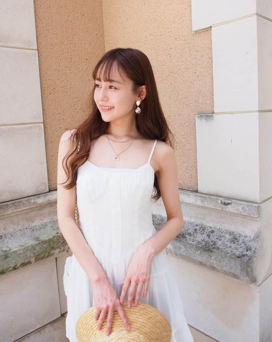 のインスタグラム：「やっぱり大好きな白色ワンピース🤍」