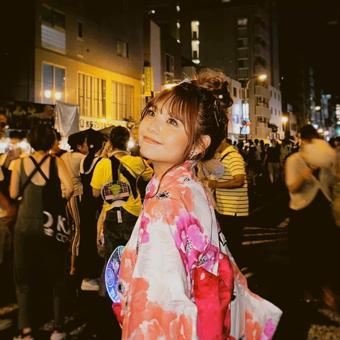 辻加純さんのインスタグラム写真 - (辻加純Instagram)「少し前に行った夏祭り🌺 今日明日はみんな花火大会に行ってるのかな？🎇💖  たのしんでね✨ 私は明日ヤツルギアクションショーラスト😭😭😭😭😭 がんばるよ😭😭😭😭😭 ヒーロー人生締めくくり🥲 最後の最後までがんばるね。  #きゃすみる #きゃすみるクリモおめでとう #きゃすみるが専属になるまで #きゃすみる目指専属   #クリエイターモデル #モデル #女優 #専属 #jk #JK #jkブランド  #jk2 #ギャル#ぎゃる#gal #sjk#高校生 #Popteen    #海  #jkの素敵な思い出  #blea #水着女子 #   #ビキニ #BLEA #盛り髪  #海外ガール #japanesegirl  #jkの素敵な思い出  #浴衣ヘア #浴衣」7月29日 22時23分 - kyasmil_