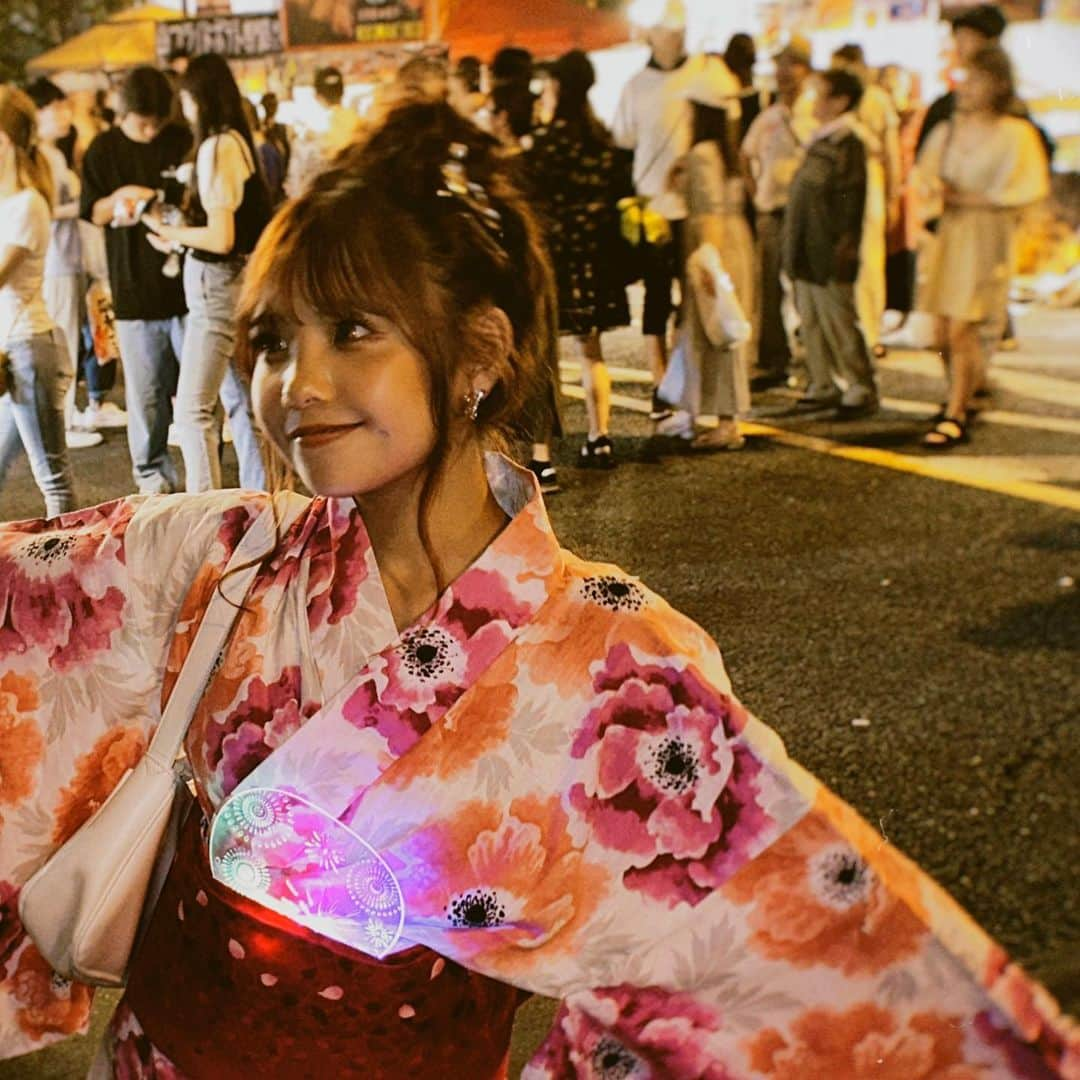 辻加純さんのインスタグラム写真 - (辻加純Instagram)「少し前に行った夏祭り🌺 今日明日はみんな花火大会に行ってるのかな？🎇💖  たのしんでね✨ 私は明日ヤツルギアクションショーラスト😭😭😭😭😭 がんばるよ😭😭😭😭😭 ヒーロー人生締めくくり🥲 最後の最後までがんばるね。  #きゃすみる #きゃすみるクリモおめでとう #きゃすみるが専属になるまで #きゃすみる目指専属   #クリエイターモデル #モデル #女優 #専属 #jk #JK #jkブランド  #jk2 #ギャル#ぎゃる#gal #sjk#高校生 #Popteen    #海  #jkの素敵な思い出  #blea #水着女子 #   #ビキニ #BLEA #盛り髪  #海外ガール #japanesegirl  #jkの素敵な思い出  #浴衣ヘア #浴衣」7月29日 22時23分 - kyasmil_