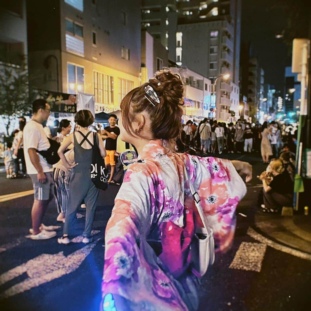 辻加純さんのインスタグラム写真 - (辻加純Instagram)「少し前に行った夏祭り🌺 今日明日はみんな花火大会に行ってるのかな？🎇💖  たのしんでね✨ 私は明日ヤツルギアクションショーラスト😭😭😭😭😭 がんばるよ😭😭😭😭😭 ヒーロー人生締めくくり🥲 最後の最後までがんばるね。  #きゃすみる #きゃすみるクリモおめでとう #きゃすみるが専属になるまで #きゃすみる目指専属   #クリエイターモデル #モデル #女優 #専属 #jk #JK #jkブランド  #jk2 #ギャル#ぎゃる#gal #sjk#高校生 #Popteen    #海  #jkの素敵な思い出  #blea #水着女子 #   #ビキニ #BLEA #盛り髪  #海外ガール #japanesegirl  #jkの素敵な思い出  #浴衣ヘア #浴衣」7月29日 22時23分 - kyasmil_