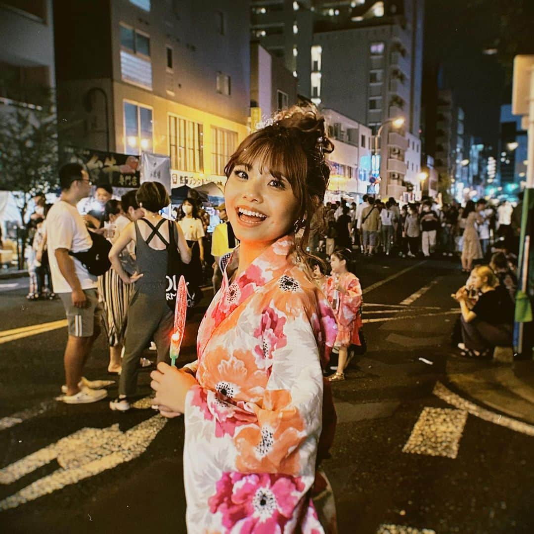 辻加純さんのインスタグラム写真 - (辻加純Instagram)「少し前に行った夏祭り🌺 今日明日はみんな花火大会に行ってるのかな？🎇💖  たのしんでね✨ 私は明日ヤツルギアクションショーラスト😭😭😭😭😭 がんばるよ😭😭😭😭😭 ヒーロー人生締めくくり🥲 最後の最後までがんばるね。  #きゃすみる #きゃすみるクリモおめでとう #きゃすみるが専属になるまで #きゃすみる目指専属   #クリエイターモデル #モデル #女優 #専属 #jk #JK #jkブランド  #jk2 #ギャル#ぎゃる#gal #sjk#高校生 #Popteen    #海  #jkの素敵な思い出  #blea #水着女子 #   #ビキニ #BLEA #盛り髪  #海外ガール #japanesegirl  #jkの素敵な思い出  #浴衣ヘア #浴衣」7月29日 22時23分 - kyasmil_