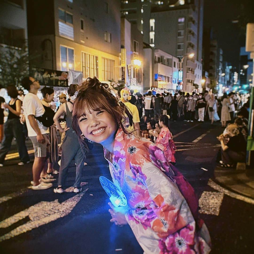 辻加純さんのインスタグラム写真 - (辻加純Instagram)「少し前に行った夏祭り🌺 今日明日はみんな花火大会に行ってるのかな？🎇💖  たのしんでね✨ 私は明日ヤツルギアクションショーラスト😭😭😭😭😭 がんばるよ😭😭😭😭😭 ヒーロー人生締めくくり🥲 最後の最後までがんばるね。  #きゃすみる #きゃすみるクリモおめでとう #きゃすみるが専属になるまで #きゃすみる目指専属   #クリエイターモデル #モデル #女優 #専属 #jk #JK #jkブランド  #jk2 #ギャル#ぎゃる#gal #sjk#高校生 #Popteen    #海  #jkの素敵な思い出  #blea #水着女子 #   #ビキニ #BLEA #盛り髪  #海外ガール #japanesegirl  #jkの素敵な思い出  #浴衣ヘア #浴衣」7月29日 22時23分 - kyasmil_