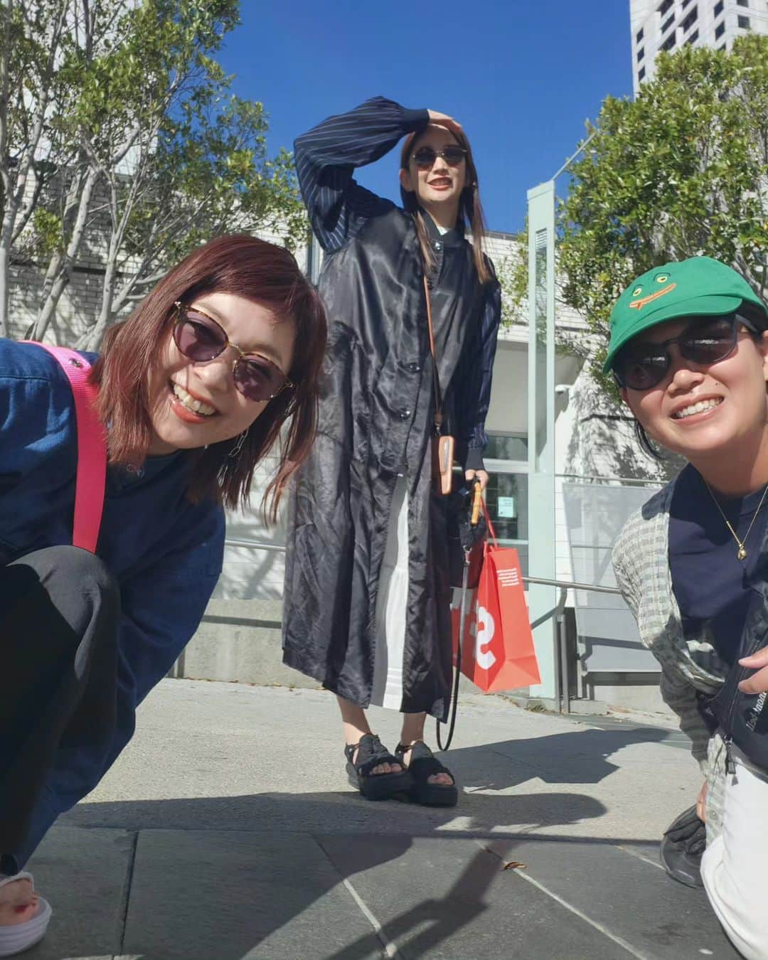 小雪のインスタグラム：「🇺🇸 34歳の夏休みは 友達なぎちゃんに会う為にサンフランシスコへ！やったー！ まぁさんとのふたり旅は、 思い出すのが大変なくらい笑えるハプニングが沢山😂 (福岡空港からずっと笑ってる)  はじめてのサンフランシスコは 思ったより数倍寒い⛄ 写真だけ見てると気持ちいい天気だけど、 実際は風も強くて寒い！  街は通りが変わると雰囲気がガラリと変わるような、 気が抜けないイメージ。 本当に色んな人がいて、 危ないところは日本では考えられないくらい危ない⚠️  ただ、街並みもダイナミックで 見たことのない景色と経験に ずっと感動してる。  最高の夏休みがスタートしていますが、 とんでもないハプニングは続く。笑  #サンフランシスコの旅 #なぎさに会う旅 #まあこゆき」