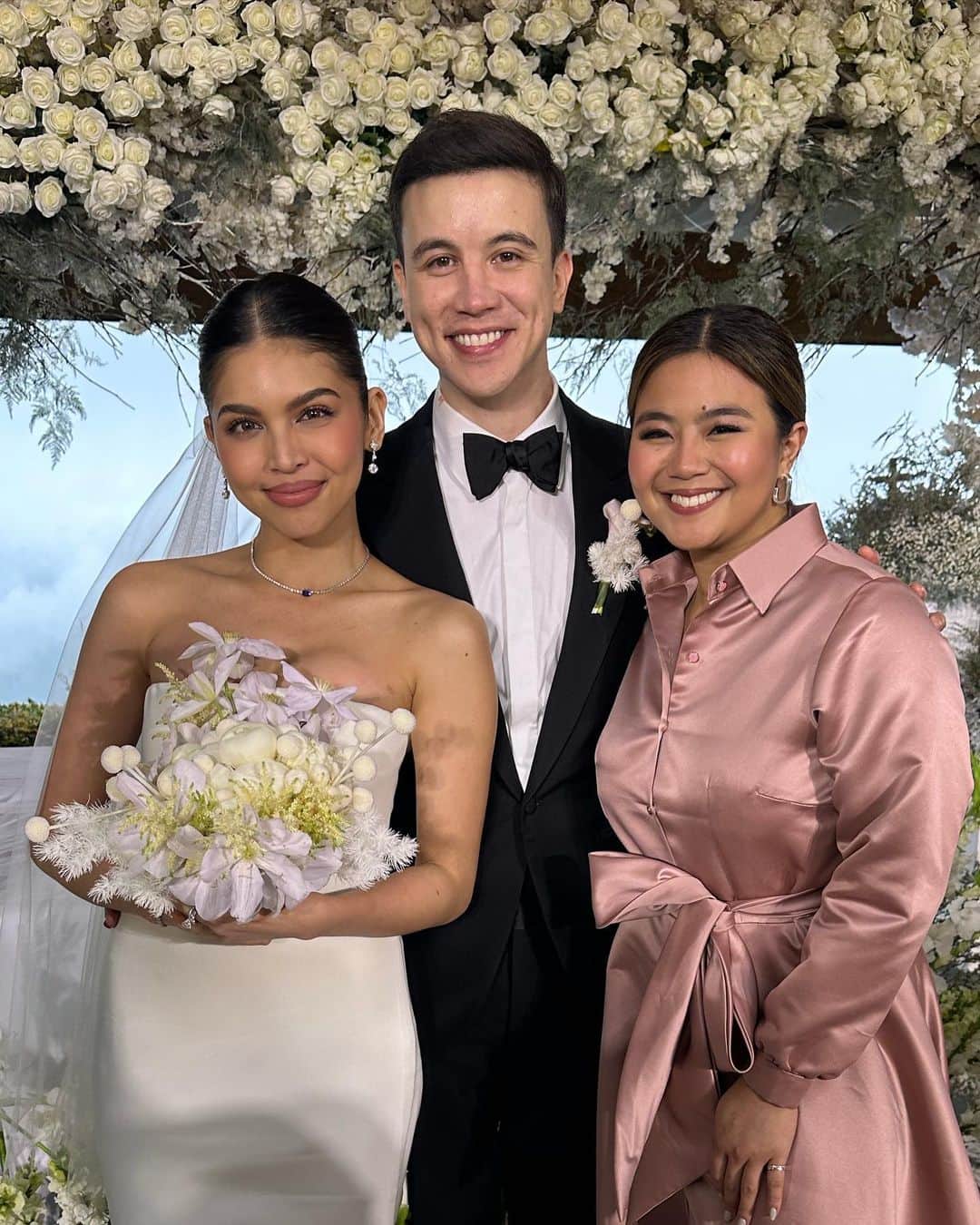 Miles Ocampoさんのインスタグラム写真 - (Miles OcampoInstagram)「You deserve all the love and happiness, my ate sez.. Congratulations, Mr. and Mrs. Atayde 👰🏻‍♀️💍🤵🏻」7月29日 22時25分 - milesocampo