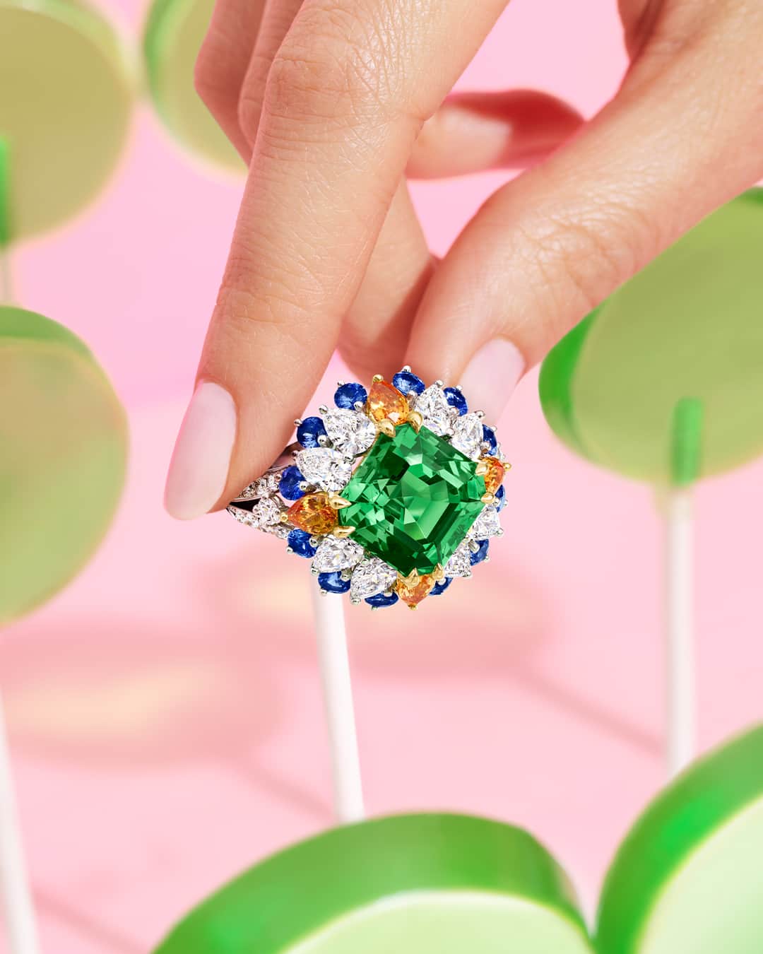 ハリー・ウィンストンのインスタグラム：「An emerald-cut tsavorite will help satisfy your cravings. Browse sugary-inspired indulgences within the Winston Candy Shop—link in bio. #HarryWinston #WinstonCandy」