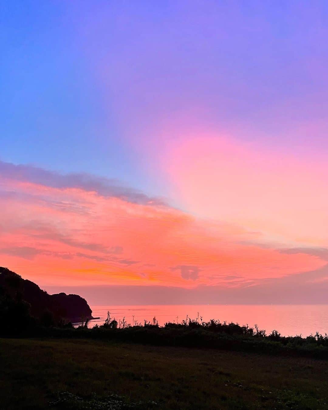 草野春香さんのインスタグラム写真 - (草野春香Instagram)「.💜🌙🌊🌴⛅️  加工なしでこの色🫶🏾 夕陽が沈んだ後の空も好き🫧🕊  #sunset  #sunsetlovers」7月29日 22時33分 - _haruka030_