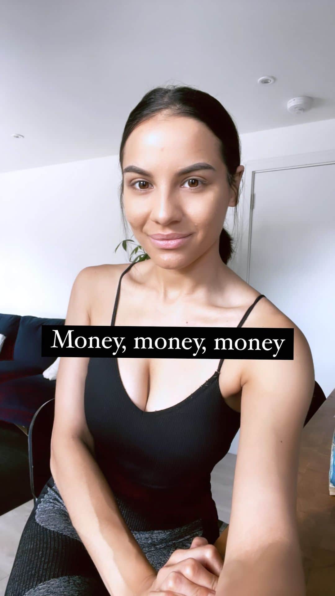 レイシー・バンハードのインスタグラム：「Do you want to change your financial situation? I’ve been called to create a short money course this week and I’ve acted on it right away! In perfect timing for the 1st of the month. Message me for details 😘  Love Lace x  #money #finances #makemoney #abundance」