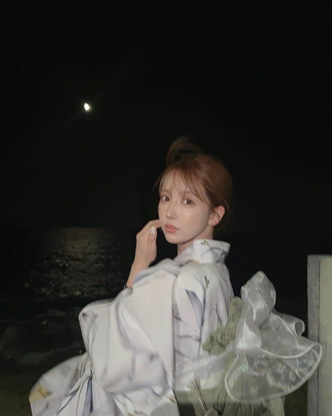 のインスタグラム：「月と浴衣と花火とお肉👶🏻  何年振りってくらいに プライベートで浴衣着れました🤍  夏の思い出🎆」