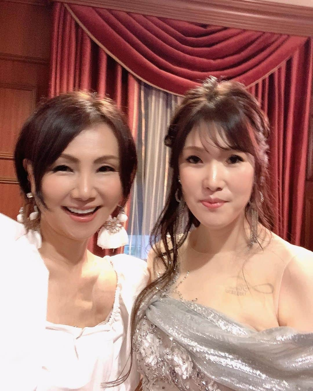 石津香織さんのインスタグラム写真 - (石津香織Instagram)「憧れの由奈さんに お誘い頂き  ミセスコンテストへ💓  楽しんごちゃんと ご一緒のお席で  楽しい時間を 過ごさせて 頂きました。ૅ˘็ੋ͈◡ुً☬ཻैั້͈ ❤  ミセスコンテストは、 様々な経歴を持ち  自分らしく 輝いている女性👩‍🍼達の ステージ💕💓💕  刺激をもらい また、 エールを 送り💓💕💓 エネルギーの 素晴らしいステージ でした。💕  主催者や、 スタッフの方々が プロフェッショナルで 様々な方々と お話させて頂き  久しぶりに 充実した時間でした。(o^^o)   #潜在意識 #潜在意識書き換え #潜在意識を書き換える #JAPANシンデレラアカデミー #石津香織 #年下彼氏 #34才年下彼氏 #クラブハウス #かおりんチャンネル #開運 #開運術 #開運法 #還暦 #あら還 #リズム株式会社 #rbn #rbnアンバサダー #YouTube #自分らしく #かおりん  #美魔女  #美魔女モデル  #美魔女コンテスト  #ミセスコンテスト  #ミセスコンテストファイナリスト #ミセスコンテスト日本代表  #ミセスクィーン #ミセスインターナショナルグローバル #アンチエイジング」7月29日 22時35分 - kaori.ishizu