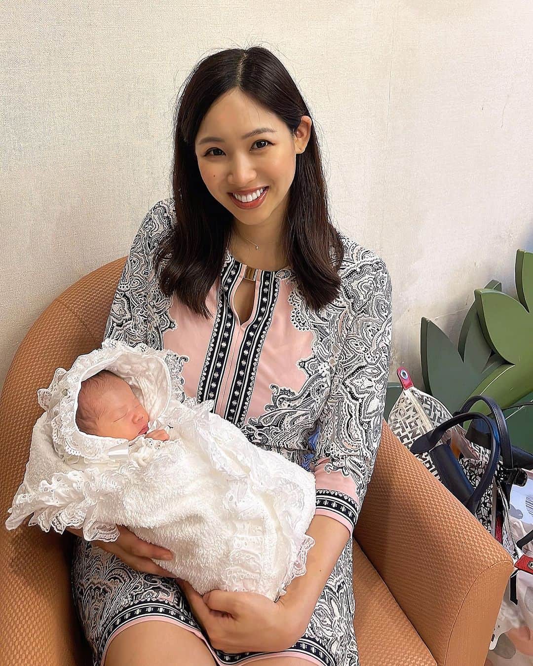 SAEKAのインスタグラム：「退院した日から今週の月曜日に 1ヶ月が経ちました！ 検診も無事に終わり ベビもまさかの完母なのに 2860g→4237gにしっかり増えていました👶✨ 私も産後鬱になることもなく 可愛い我が子に癒され 心はむしろhappyで 母子共に大丈夫そうです💓  ママになって1ヶ月 おベビも生まれて1ヶ月  毎日がてんやわんやで 妊娠中あんなに静かだった我が家は 賑やかになり 育児に奮闘していますが少し慣れてきました🐣  産後1ヶ月は交通事故にあった並みって言われるけど よくわかりました 傷口は痛み、後陣痛でロキソニンは必須だったし 悪露は出るし だけど母乳をあげないといけないし 泣いたらお世話をしないといけない  3時間以上まとまっては寝れないし 骨盤はグラグラ 横になる時間が長いから 筋肉は落ちるし だけどなんとなーく食欲も妊娠中に比べあるわけじゃない  育児も生活も正解なんてないし みんな違ってみんないい  そう、私のペースでいいし 彼と私とベビのペースでいい😌✨  愛情がたっぷりあれば いつだってこの子には伝わってるのだから💓  #1ヶ月ベビー #祝  #天神さんで花火も見れました #奮闘する毎日だけどね #愛情はたっぷりあるよ #伝わってるよね #愛してる  #mybaby」