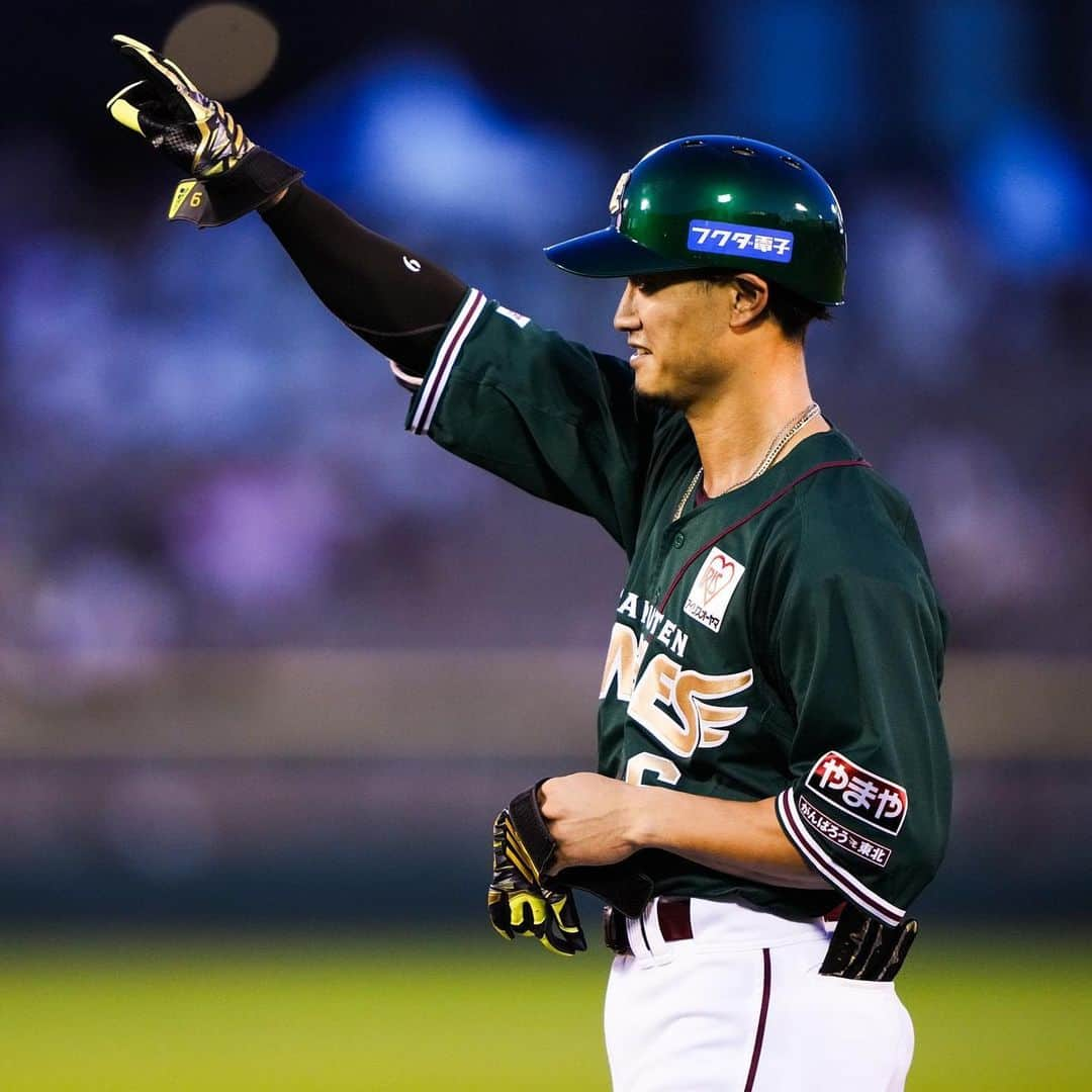 東北楽天ゴールデンイーグルスさんのインスタグラム写真 - (東北楽天ゴールデンイーグルスInstagram)「⚾️  ⚾️E 1-3 L⚾️ 相手好投手を前にチャンスを作るも活かすことが出来ずに敗戦。 8回に村林選手が一矢報いる1号ソロ‼️‼️ 投げては7回の宋選手、8回の鈴木翔天選手、 9回の酒居選手が揃って1回無失点で踏ん張った👍🏼  #鷲が掴む #rakuteneagles #EAGLESEARTHGREEN  #村林一輝  #小深田大翔  #辛島航 #安樂智大  #宋家豪  #鈴木翔天 #酒居知史  #鈴木大地  #西川遥輝」7月29日 22時37分 - rakuten_eagles