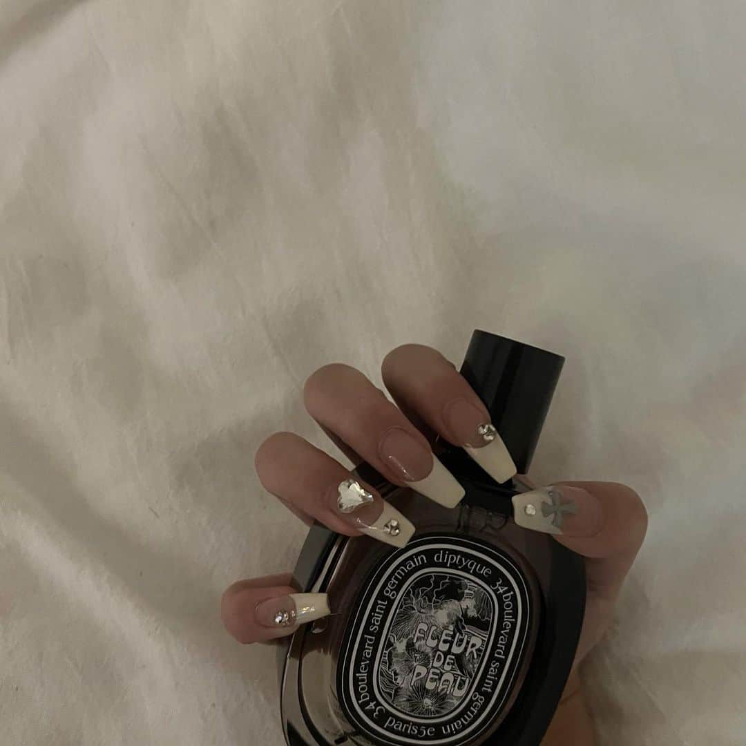 すずのインスタグラム：「深めフレンチな気分🥛 @nail_miio」