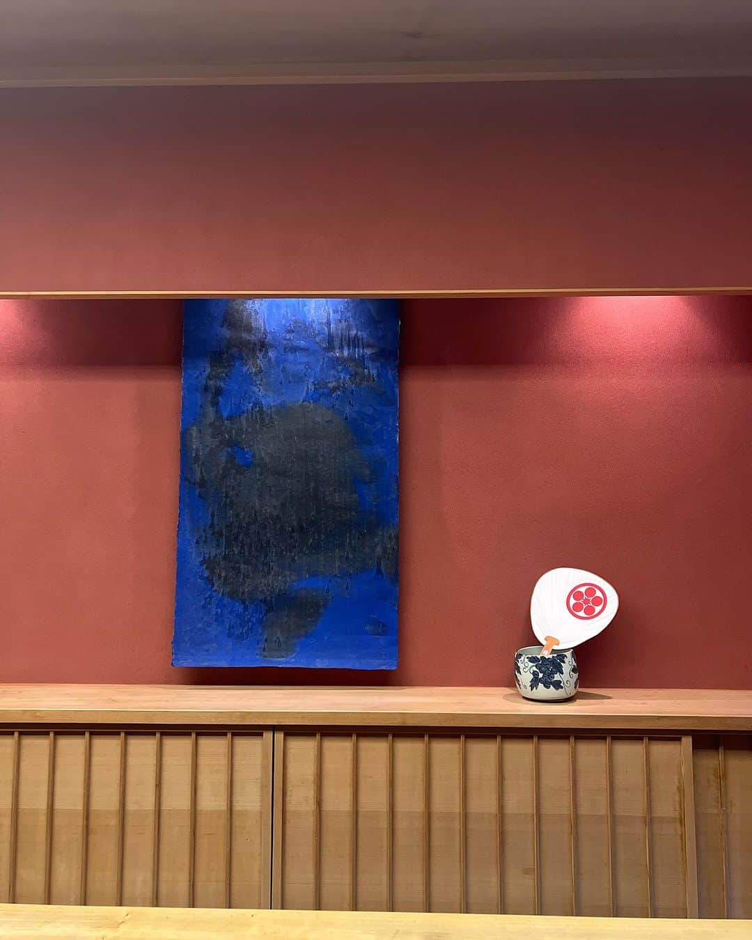 君島十和子さんのインスタグラム写真 - (君島十和子Instagram)「撮影は青山のスタジオ。 ここは「アラ還十和子」表紙撮影も 行った大好きな場所。  お差し入れで頂いた 仙台のお土産 「シーラカンス最中」の 美味しさに沸きながらの撮影😍🫶🏻✨  16時過ぎの新幹線にて 京都に向かい 楽しみにしていた 和食のお店へ。  旬の素材をこの上なく 丁寧に素材を生かして 扱ったお料理が忘れられない。  #そうだ京都に行こう #東海道新幹線 #夏の京都 #kyoto  #明日は #日曜日ライブ #アラ還女子 #アラ還十和子 #ftcbeauty #君島十和子」7月29日 22時42分 - ftcbeauty.official