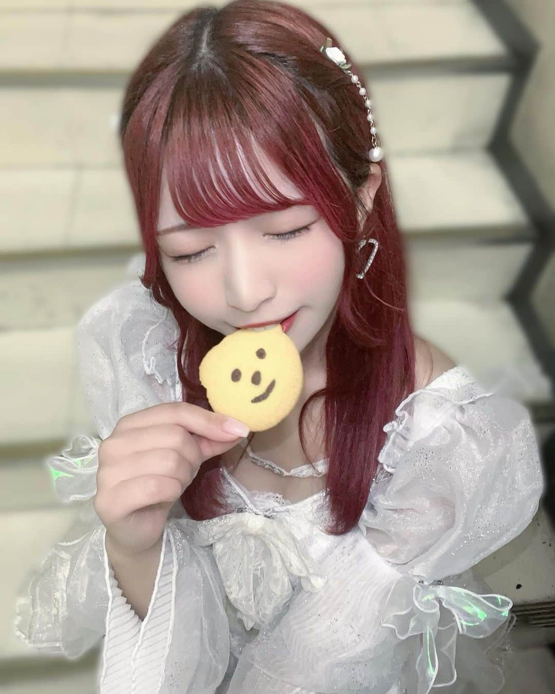 ちはるのインスタグラム：「. ちょっと見づらいけどこのヘアアクセ？白いバラで可愛いんだよ🤍あともうひとつヘアピンも買った〜つけたら載せるね〜  あとこのクッキーバナナ味で美味しかった🐻🍌  #ヘアアクセサリー #lillilly #原宿 #赤髪 #アイドル #idol #tflers #instagood #follow」