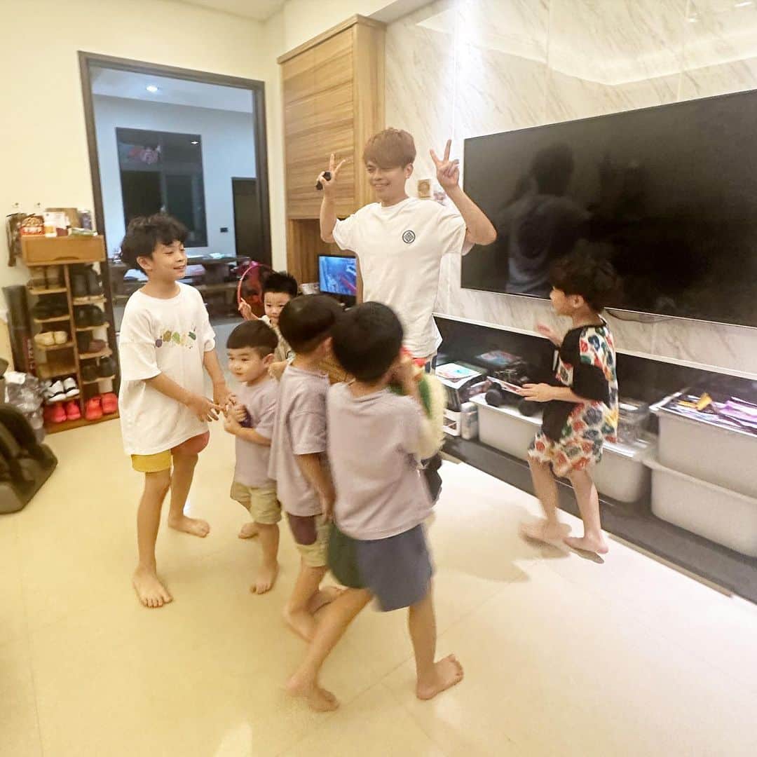 蔡阿嘎さんのインスタグラム写真 - (蔡阿嘎Instagram)「爸爸媽媽忙了一天想回飯店洗洗睡，可是二子似乎還想嗨！😅😅😅」7月29日 22時44分 - yga0721